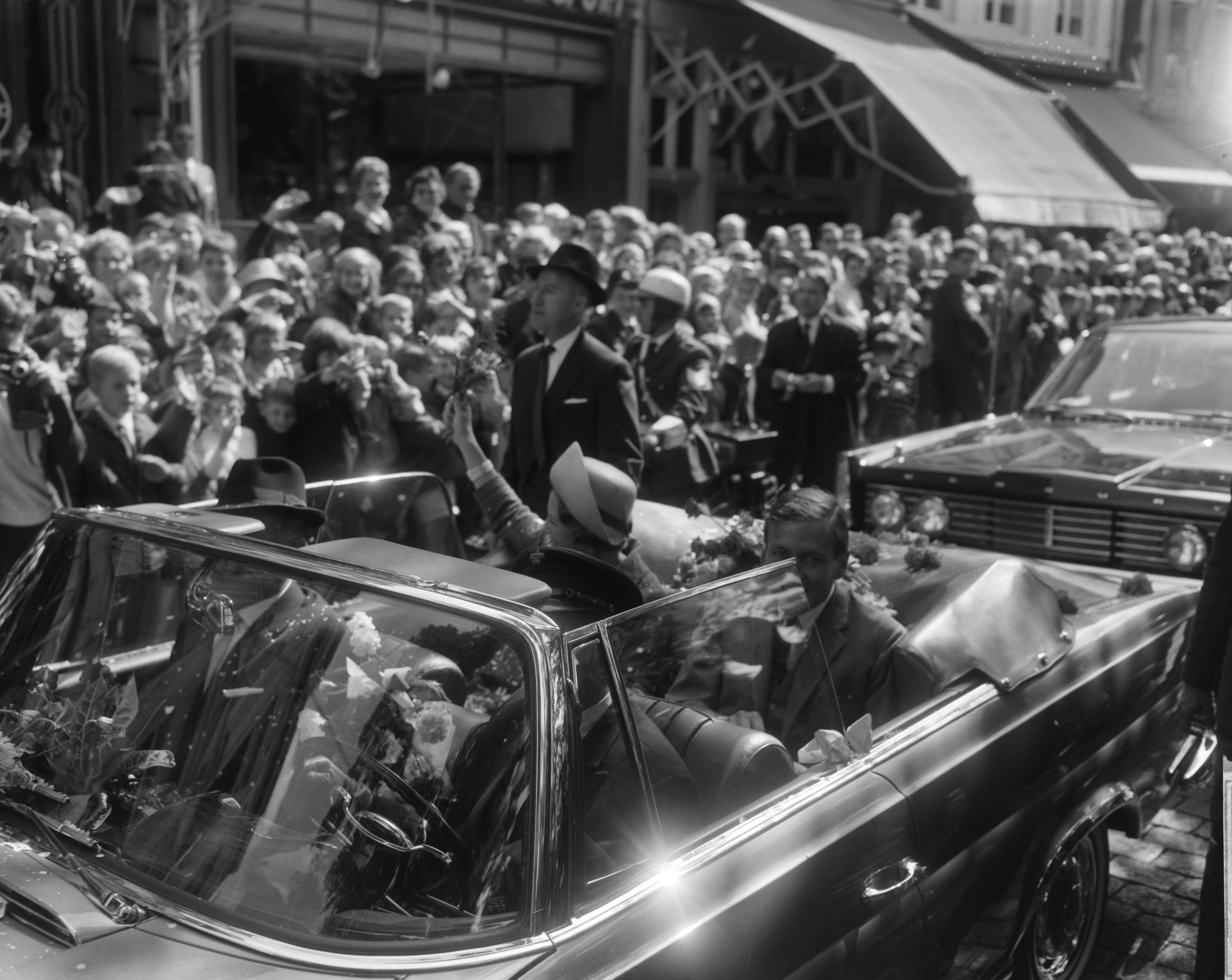 Fotocollectie Anefo — Prinses Beatrix en haar verloofde Claus von Amsberg brachten bezoek aan Maastricht — Foto: Bilsen, Joop van / Anefo. Licentie: Set B: Rechtenvrij / Publiek Domein. Bron: Nationaal Archief. http://hdl.handle.net/10648/aabfa952-d0b4-102d-bcf8-003048976d84