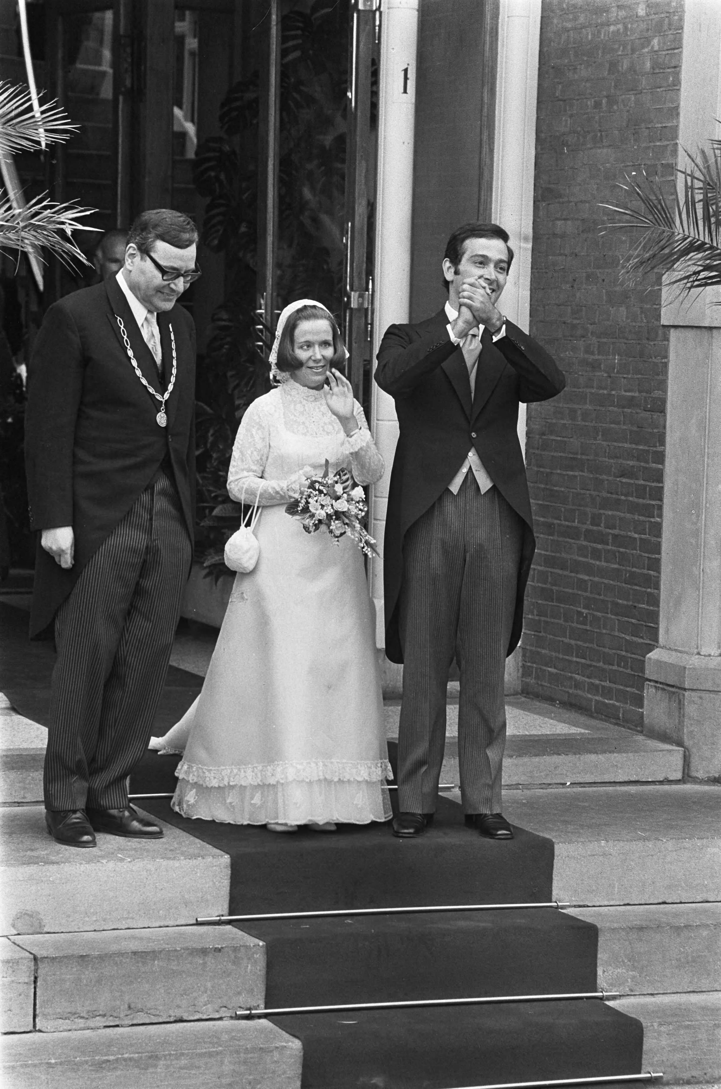 Huwelijk prinses Christina en Jorge Guillermo; de sluiting van het burgerlijk huwelijk in het stadhuis van Baarn — Prinses Christina en Jorge Guillermo bij het verlaten van het stadhuis — Foto: Meerdere fotografen / Anefo. Licentie: Set B: Rechtenvrij / Publiek Domein. Bron: Nationaal Archief. http://hdl.handle.net/10648/ac6c5020-d0b4-102d-bcf8-003048976d84