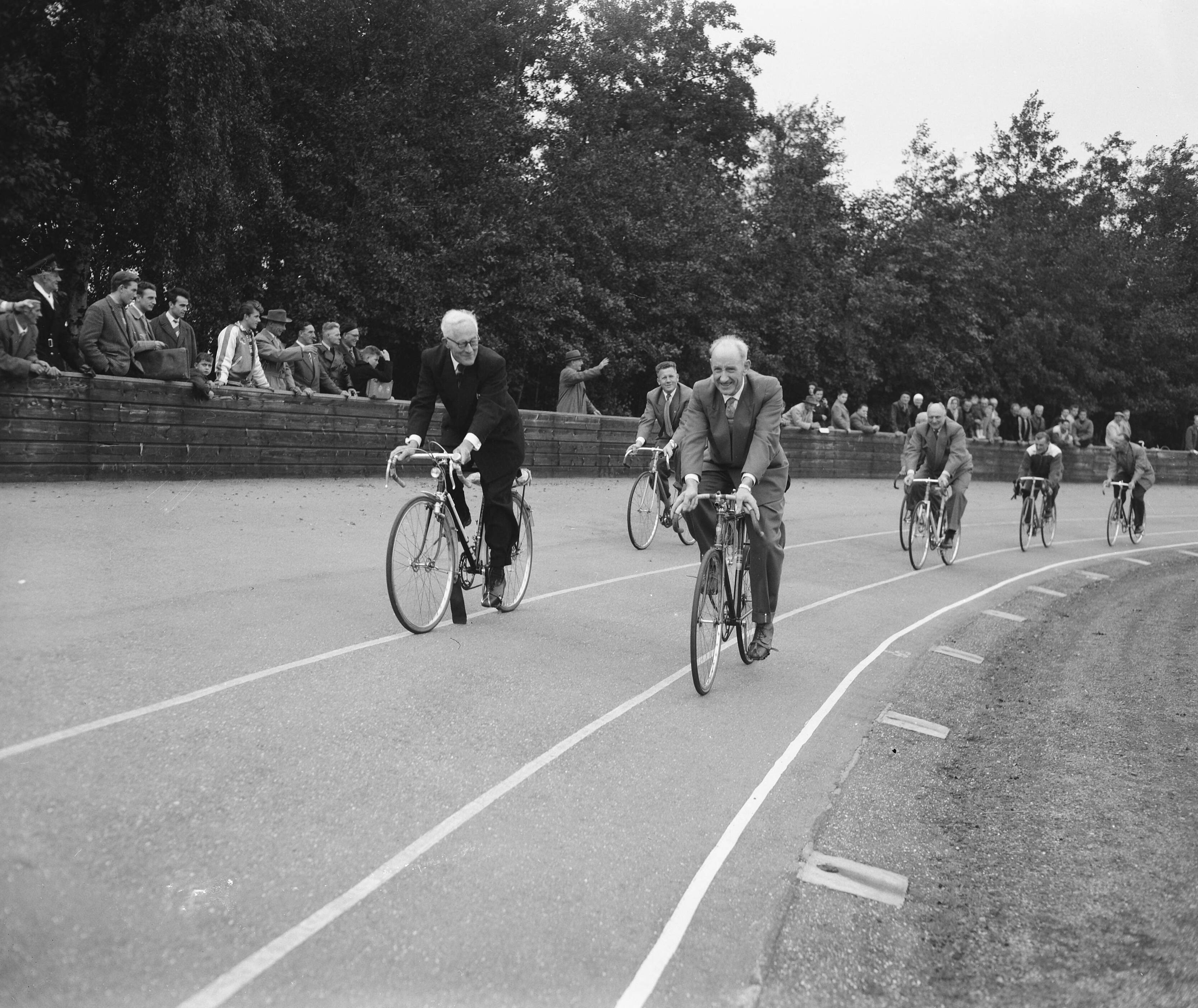 Fotocollectie Anefo — Oude wielerglorie rijdt op de wielerbaan Duinhorst een ererondje t.b.v. Prinses Beatrix Poliofonds. Links jhr. G.D.H. Bosch van Drakenstein , derde van rechts Piet Moeskops — Foto: Behrens, Herbert F. / Anefo. Licentie: Set B: Rechtenvrij / Publiek Domein. Bron: Nationaal Archief. http://hdl.handle.net/10648/a96bb2ee-d0b4-102d-bcf8-003048976d84