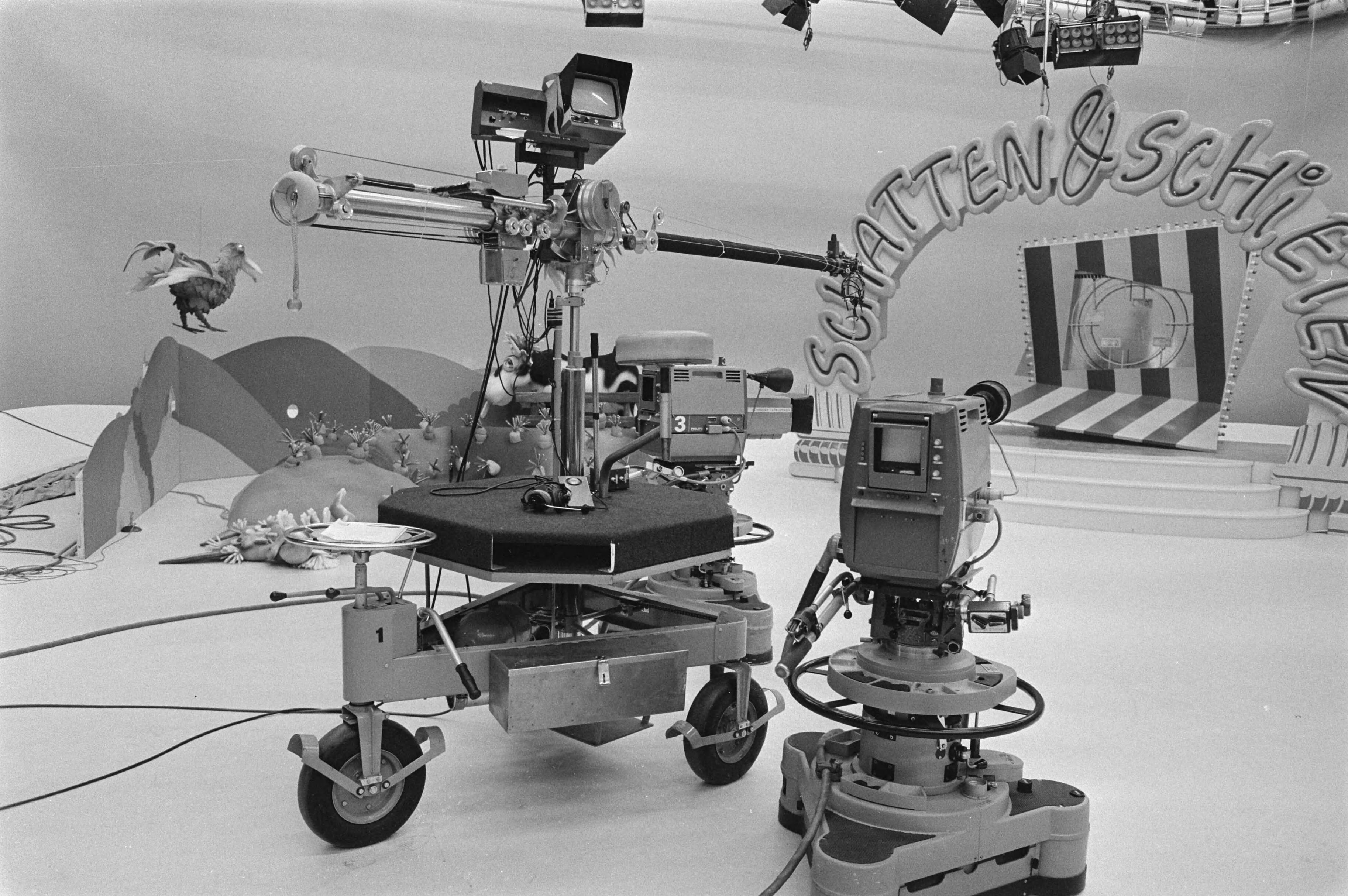 Fotocollectie Anefo — Staking omroeppersoneel tegen afwijzing omroep CAO; studio met camera's — Foto: Croes, Rob C. / Anefo. Licentie: Set B: Rechtenvrij / Publiek Domein. Bron: Nationaal Archief. http://hdl.handle.net/10648/ad458548-d0b4-102d-bcf8-003048976d84