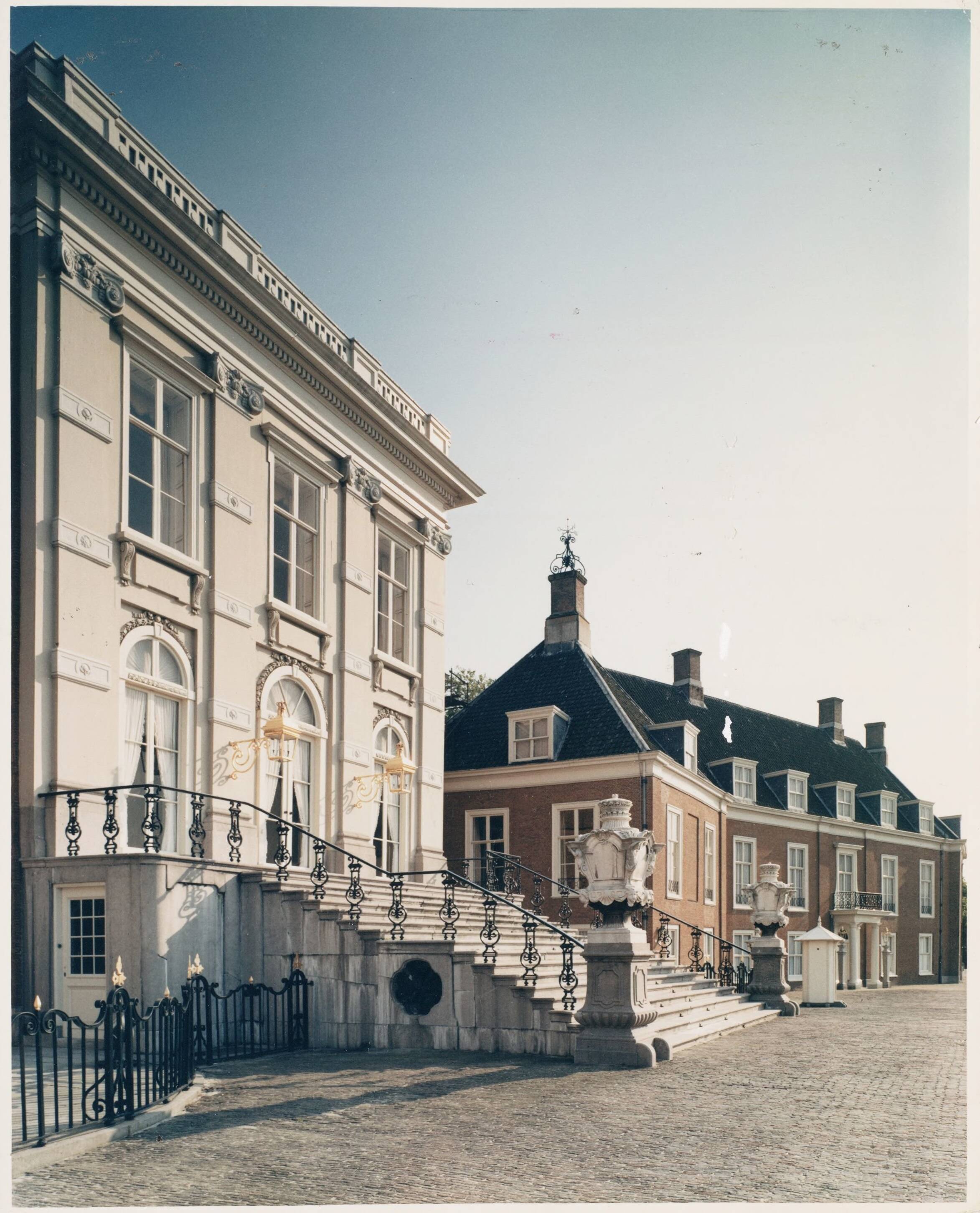 Paleis Huis ten Bosch te Den Haag — Exterieur — Foto: Hofmeester, Bart / RVD. Licentie: Set B: Rechtenvrij / Publiek Domein. Bron: Nationaal Archief. http://hdl.handle.net/10648/afa8ef50-d0b4-102d-bcf8-003048976d84