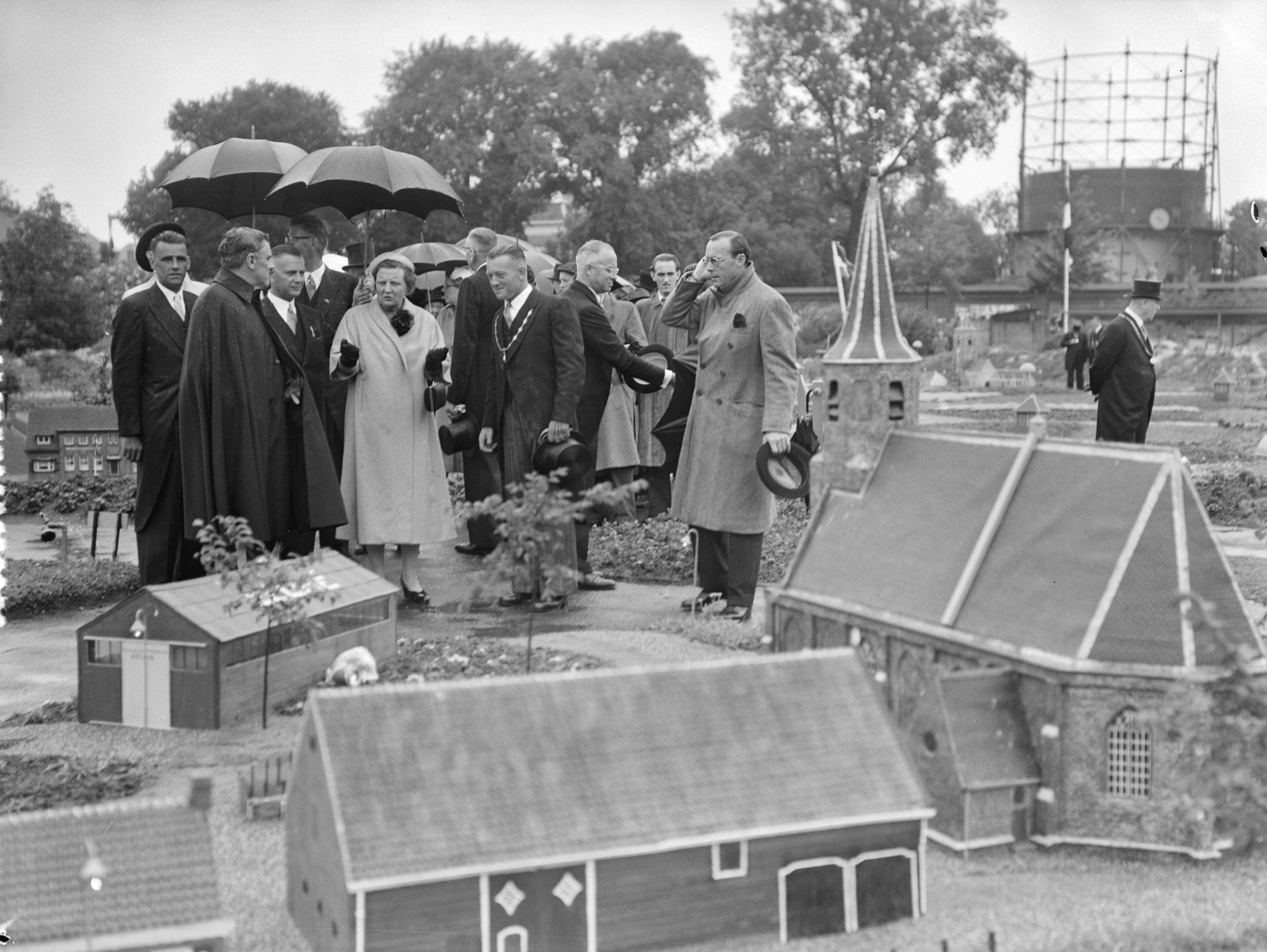 Koningin Juliana en prins Bernhard bezoeken Walcheren — Koningin Juliana en prins Bernhard bezoeken Miniatuur Walcheren te Middelburg — Foto: Bilsen, Joop van / Anefo. Licentie: Set B: Rechtenvrij / Publiek Domein. Bron: Nationaal Archief. http://hdl.handle.net/10648/a9245f2a-d0b4-102d-bcf8-003048976d84