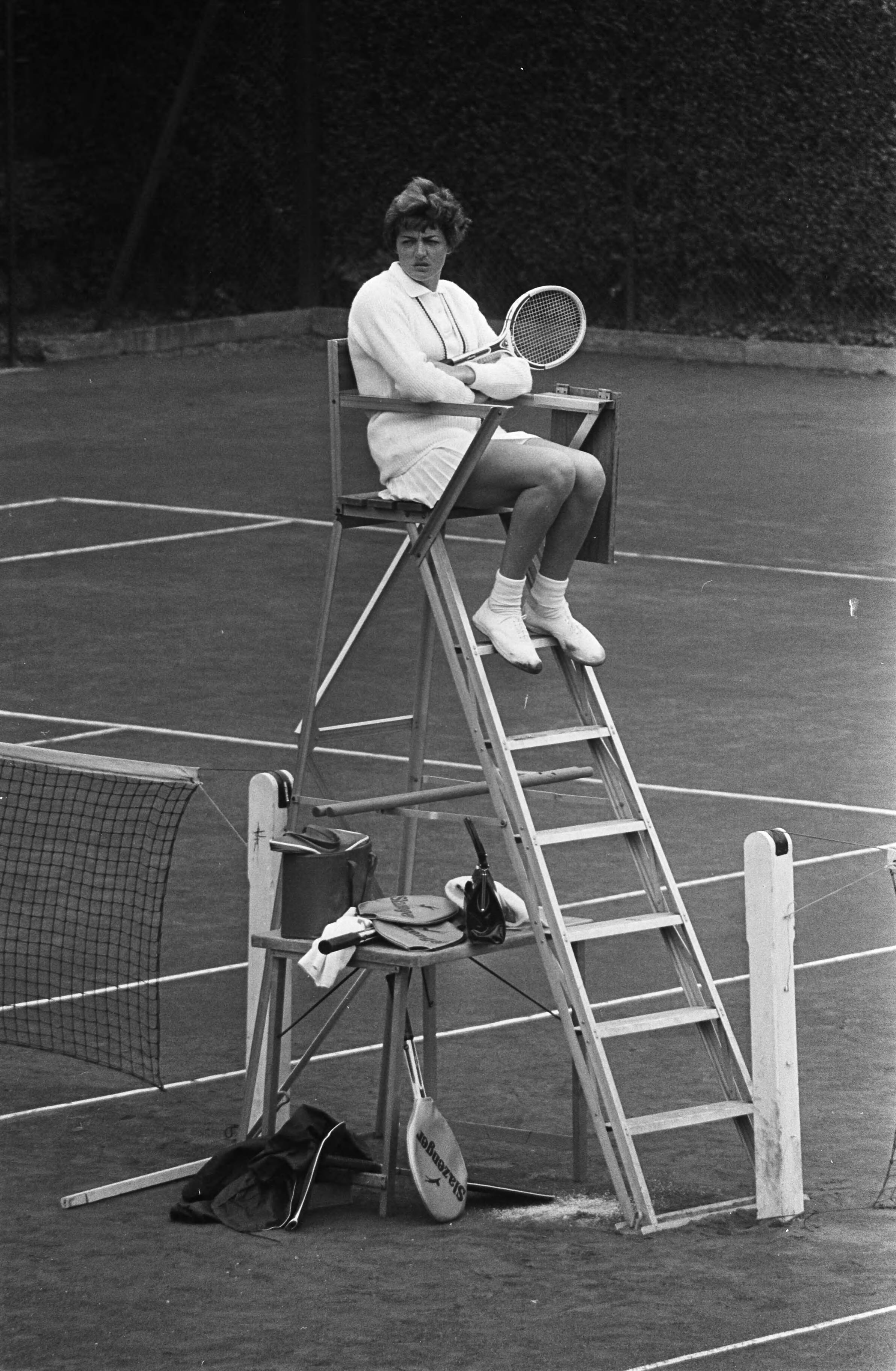 Fotocollectie Anefo — Tennis te Hilversum. Margareth Smith rust even uit in de umpirestoel tijdens haar kwartfinale partij tegen Donna Fales — Foto: Gelderen, Hugo van / Anefo. Licentie: Set B: Rechtenvrij / Publiek Domein. Bron: Nationaal Archief. http://hdl.handle.net/10648/aa71f0b8-d0b4-102d-bcf8-003048976d84
