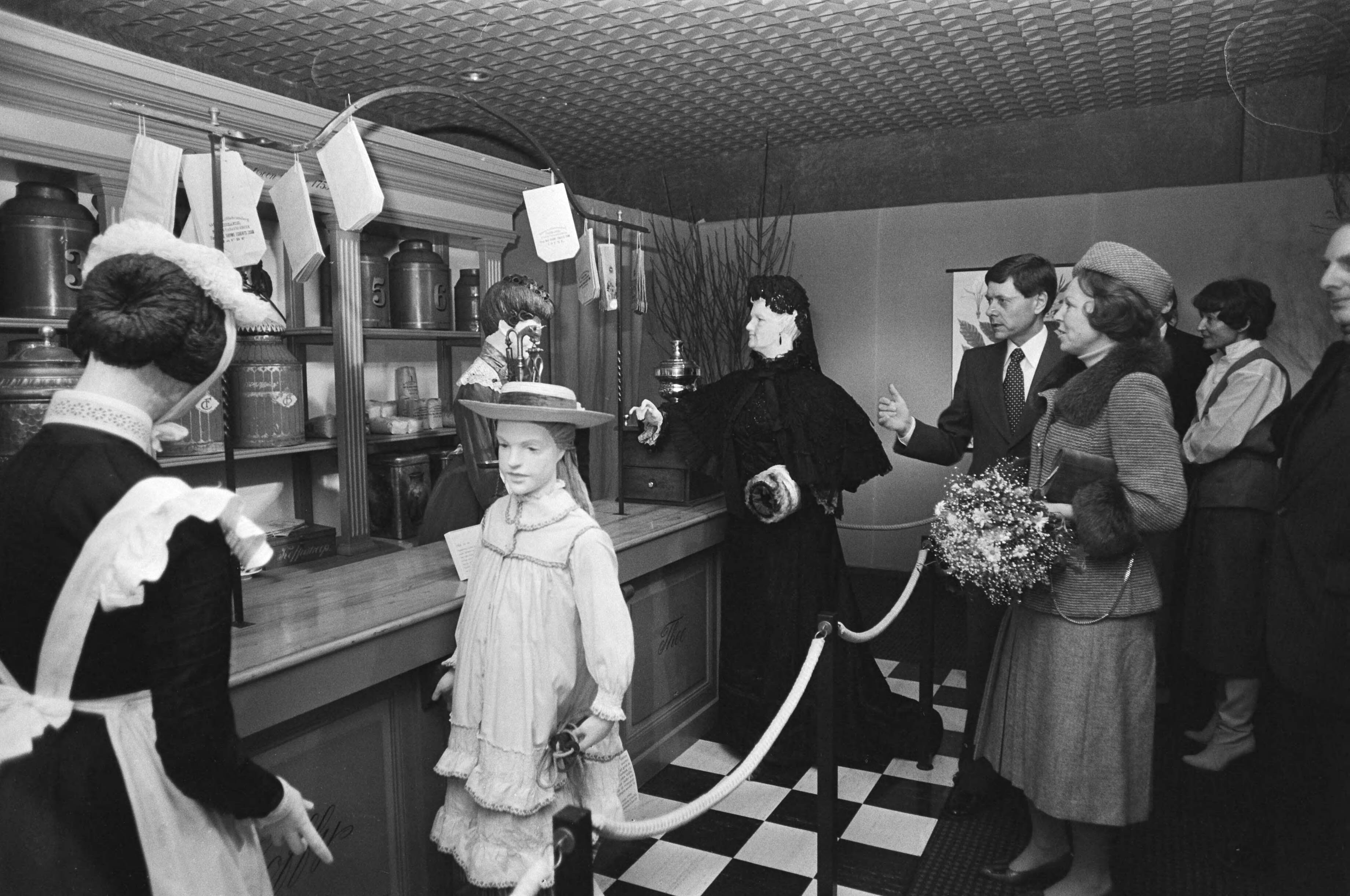 Prinses Beatrix opent expositie "Koffie Complet" in Breda — Prinses Beatrix tijdens de rondgang — Foto: Suyk, Koen / Anefo. Licentie: Set B: Rechtenvrij / Publiek Domein. Bron: Nationaal Archief. http://hdl.handle.net/10648/acc7ab0a-d0b4-102d-bcf8-003048976d84