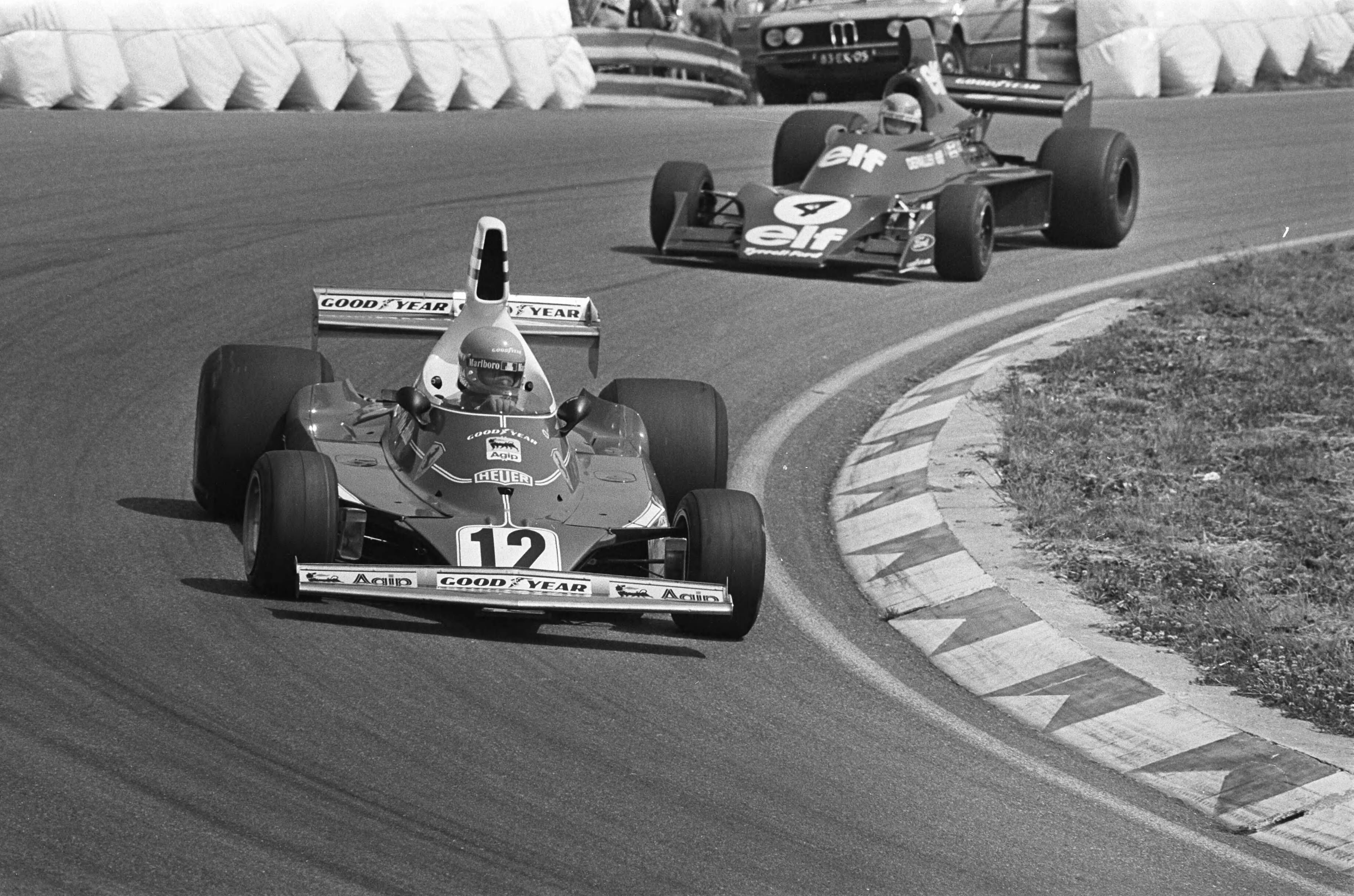 Training voor de Grand Prix op het circuit van Zandvoort — Niki Lauda (12), Patrick Depailler (4) en Emerson Fittipaldi (1) tijdens de training — Foto: Verhoeff, Bert / Anefo. Licentie: Set B: Rechtenvrij / Publiek Domein. Bron: Nationaal Archief. http://hdl.handle.net/10648/ac6bb80e-d0b4-102d-bcf8-003048976d84