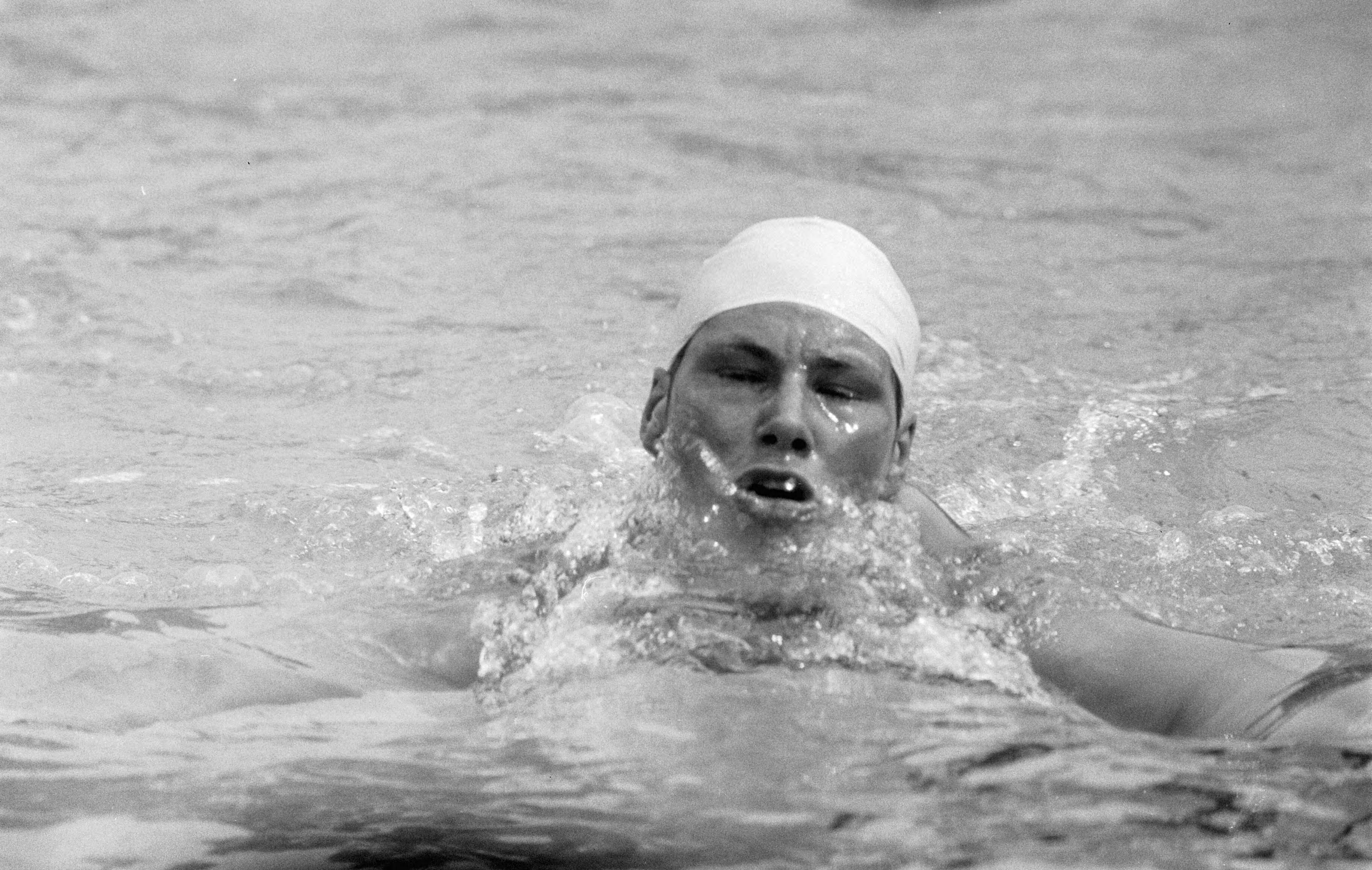 Fotocollectie Anefo — Tweede zwemselectiewedstrijden voor Olympische Spelen in Haarlem. [Ada den Haan?] — Foto: Pot, Harry / Anefo. Licentie: Set B: Rechtenvrij / Publiek Domein. Bron: Nationaal Archief. http://hdl.handle.net/10648/a9b50c96-d0b4-102d-bcf8-003048976d84