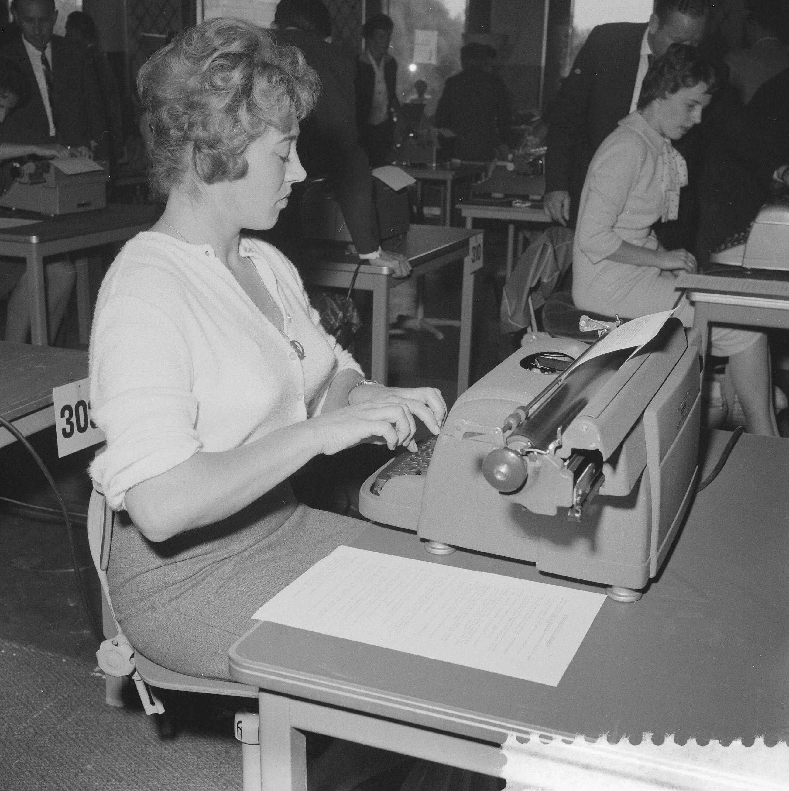 Fotocollectie Anefo — Nationale kampioenschap machineschrijven in de Houtrusthallen te Den Haag — Foto: Behrens, Herbert F. / Anefo. Licentie: Set B: Rechtenvrij / Publiek Domein. Bron: Nationaal Archief. http://hdl.handle.net/10648/a99ea71c-d0b4-102d-bcf8-003048976d84