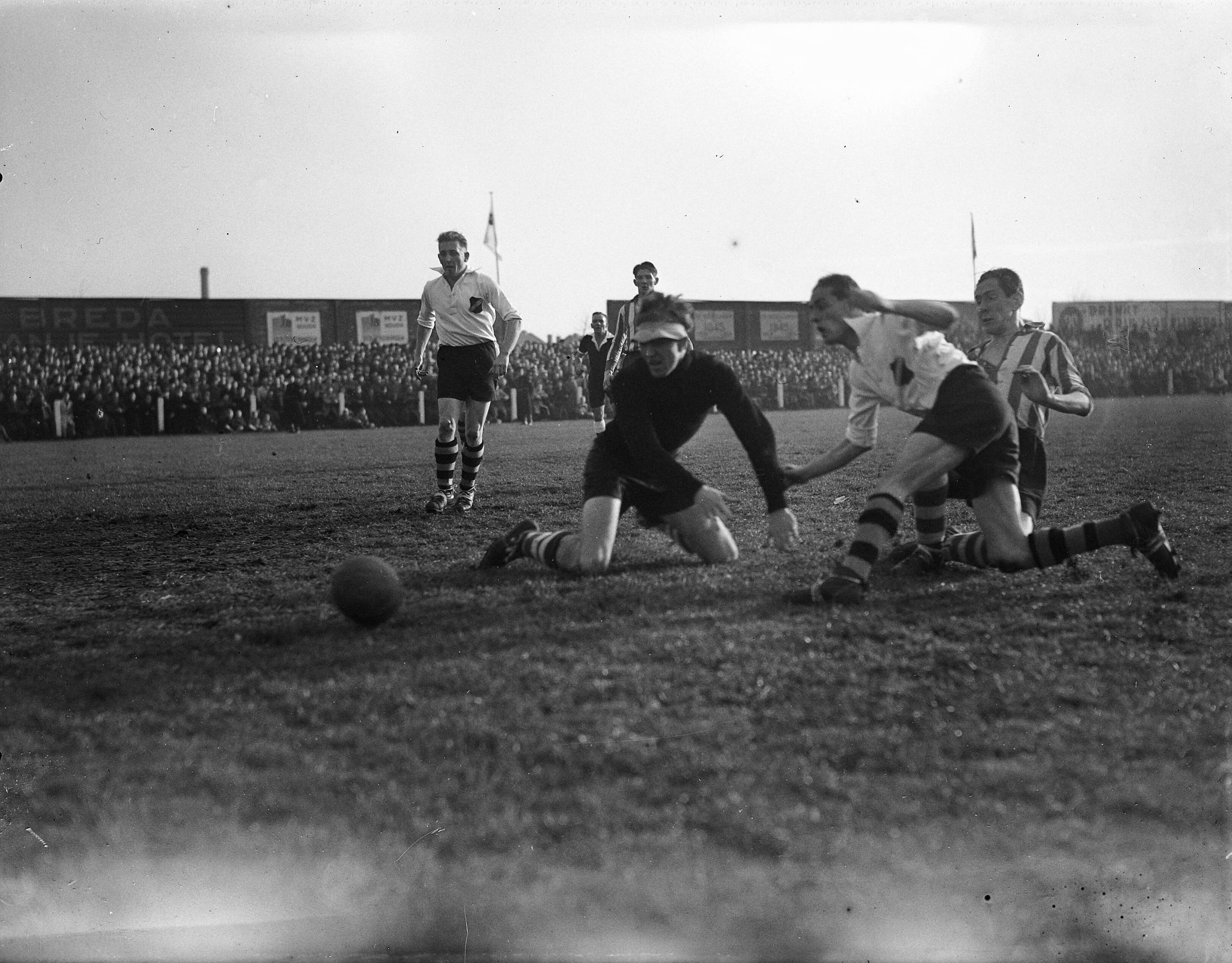 Fotocollectie Anefo — Voetbal. NAC tegen PSV (1-2). NAC neemt de leiding [door Pirard] — Foto: Noske, J.D. / Anefo. Licentie: Set B: Rechtenvrij / Publiek Domein. Bron: Nationaal Archief. http://hdl.handle.net/10648/a8b0676e-d0b4-102d-bcf8-003048976d84