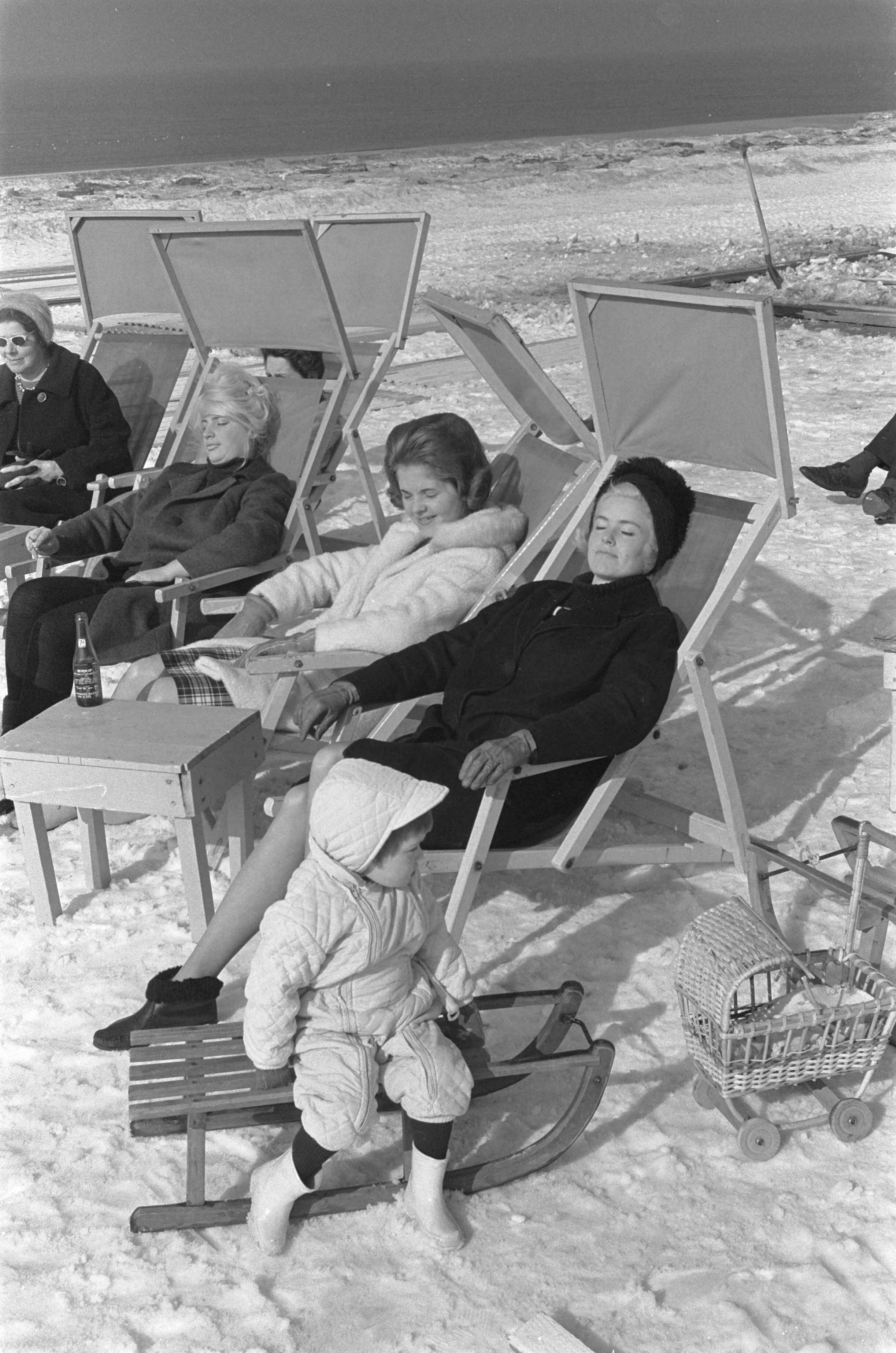 Fotocollectie Anefo — Lente of wintersport op het Zandvoortse strand. Mensen aan het zonnebaden — Foto: Pot, Harry / Anefo. Licentie: Set B: Rechtenvrij / Publiek Domein. Bron: Nationaal Archief. http://hdl.handle.net/10648/aa2b9c1c-d0b4-102d-bcf8-003048976d84