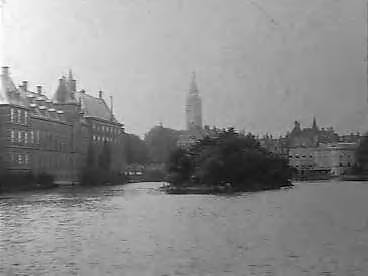 Fotocollectie Elsevier Binnenland — Hofvijver te Den Haag, gezien vanaf de Korte Vijververg richting Buitenhof — Foto: Onbekend / Publiek Domein of Rechtenvrij. Licentie: Set B: Rechtenvrij / Publiek Domein. Bron: Nationaal Archief. http://hdl.handle.net/10648/addfed22-d0b4-102d-bcf8-003048976d84