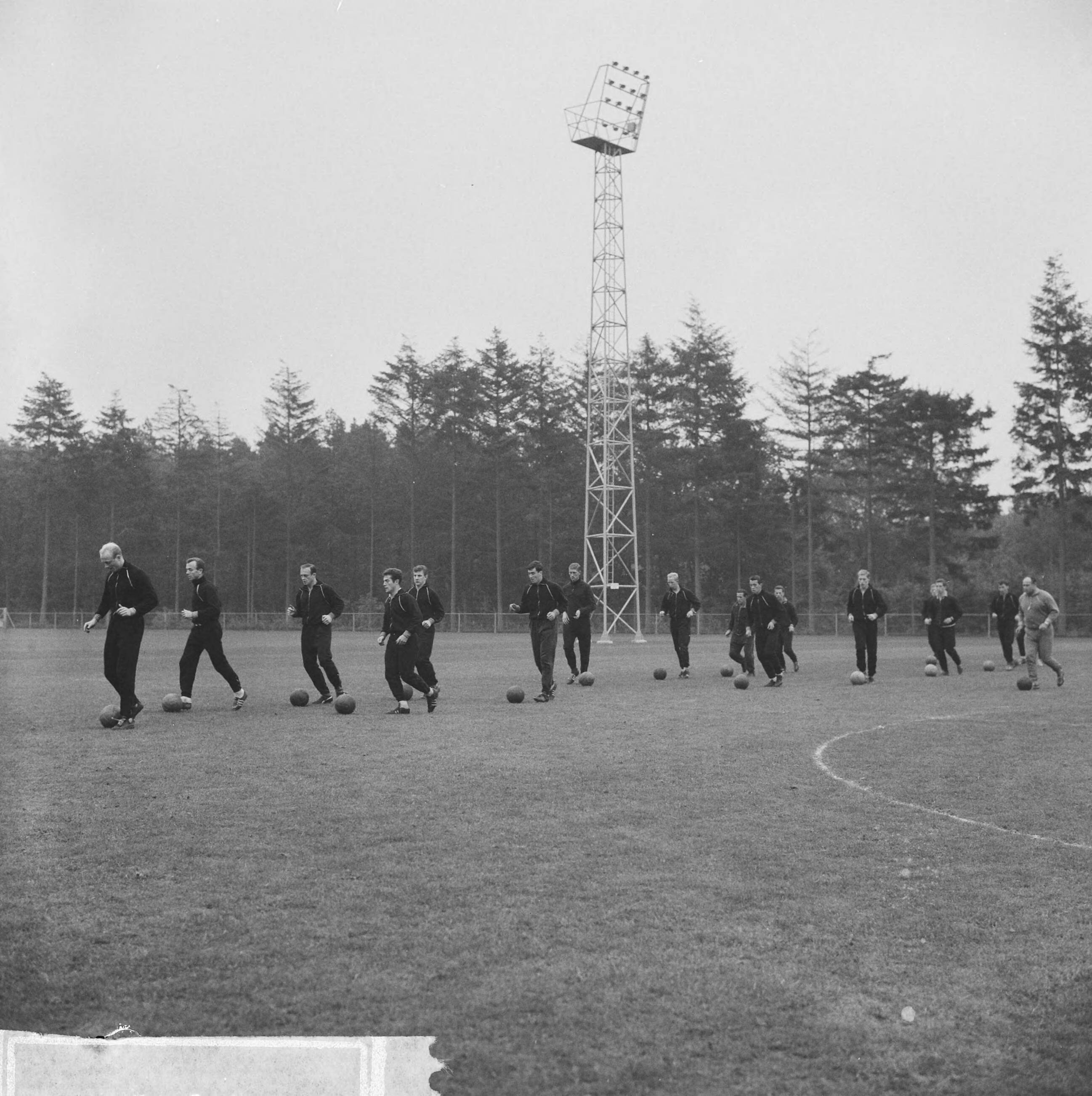 Fotocollectie Anefo — Training Nederlands elftal te Zeist, v.l.n.r. Kruiver, Van Wissen, Ouderland, Muller, Prins, Swart, Villerius, Groot, Bosselaar, Haak, Clavan, Pronk, Van der Kuil — Foto: Koch, Eric / Anefo. Licentie: Set B: Rechtenvrij / Publiek Domein. Bron: Nationaal Archief. http://hdl.handle.net/10648/aa1c807e-d0b4-102d-bcf8-003048976d84