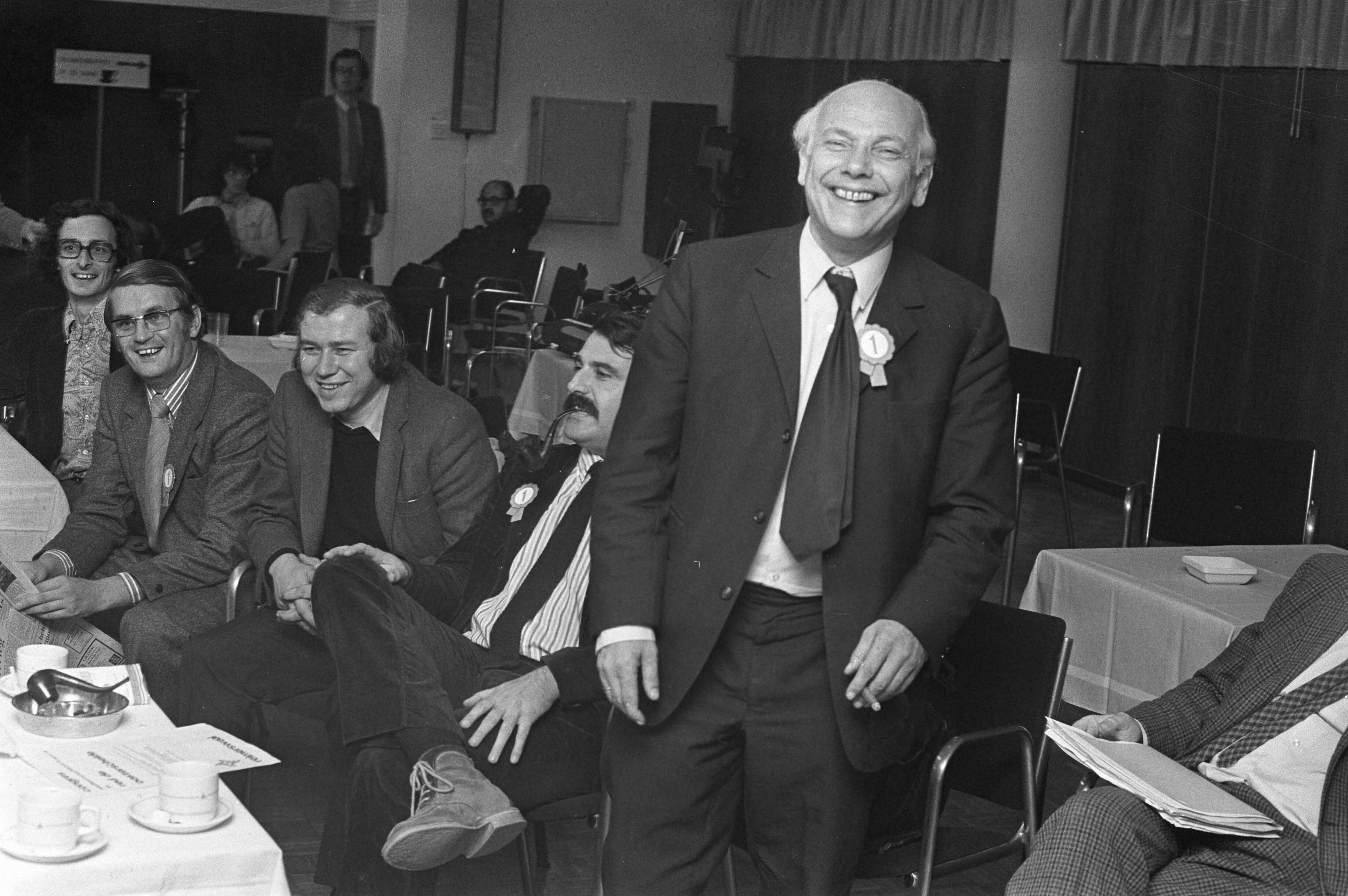 Fotocollectie Anefo — PvdA-congres in Den Haag , lachende Den Uyl en Marcel van Dam — Foto: Verhoeff, Bert / Anefo. Licentie: Set B: Rechtenvrij / Publiek Domein. Bron: Nationaal Archief. http://hdl.handle.net/10648/abf86a5c-d0b4-102d-bcf8-003048976d84