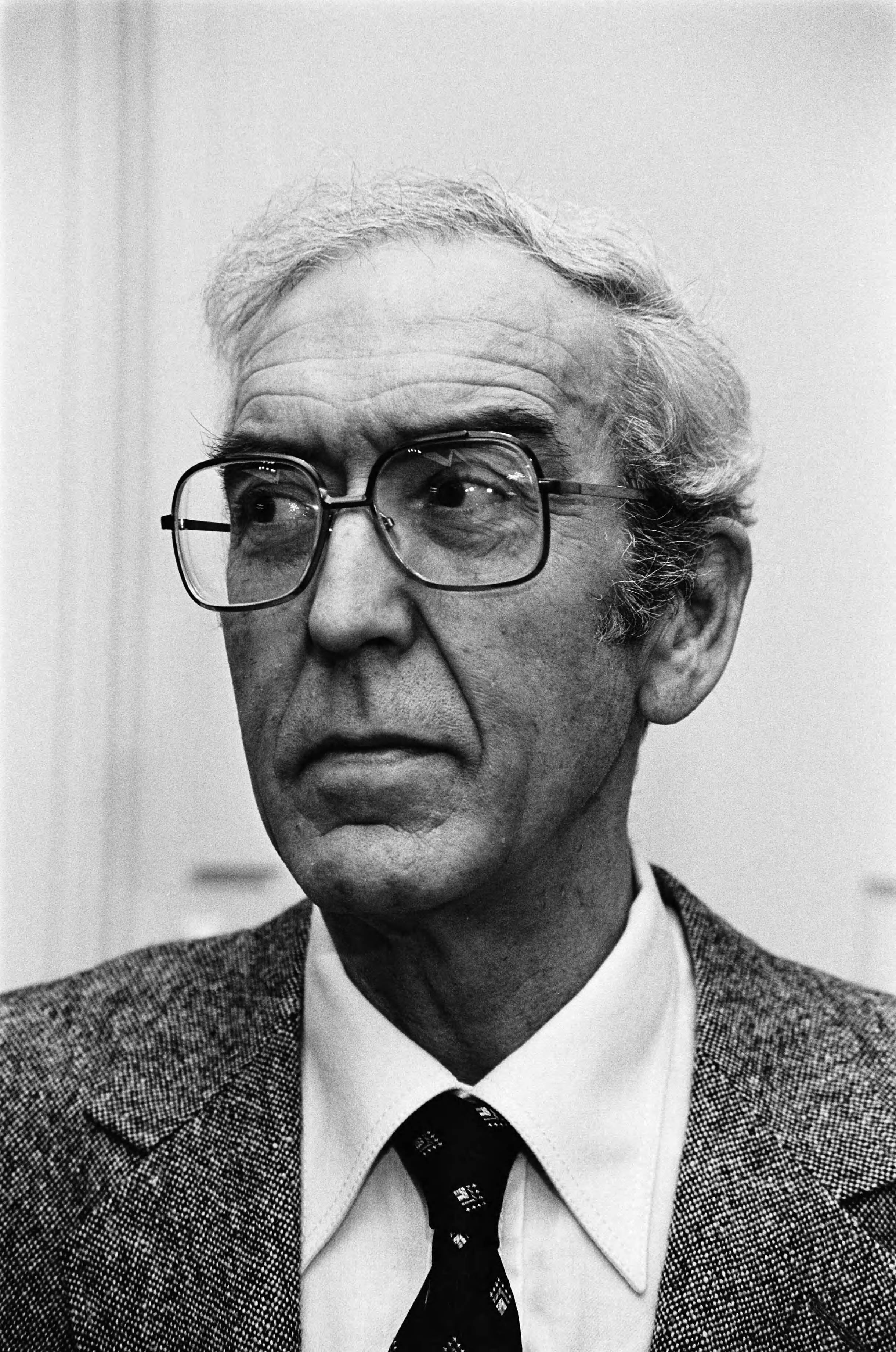 Uitreiking diverse literaire prijzen in Den Haag — Willem Brakman, winnaar van de F. Bordewijk Prijs — Foto: Dijk, Hans van / Anefo. Licentie: Set B: Rechtenvrij / Publiek Domein. Bron: Nationaal Archief. http://hdl.handle.net/10648/acd6e692-d0b4-102d-bcf8-003048976d84