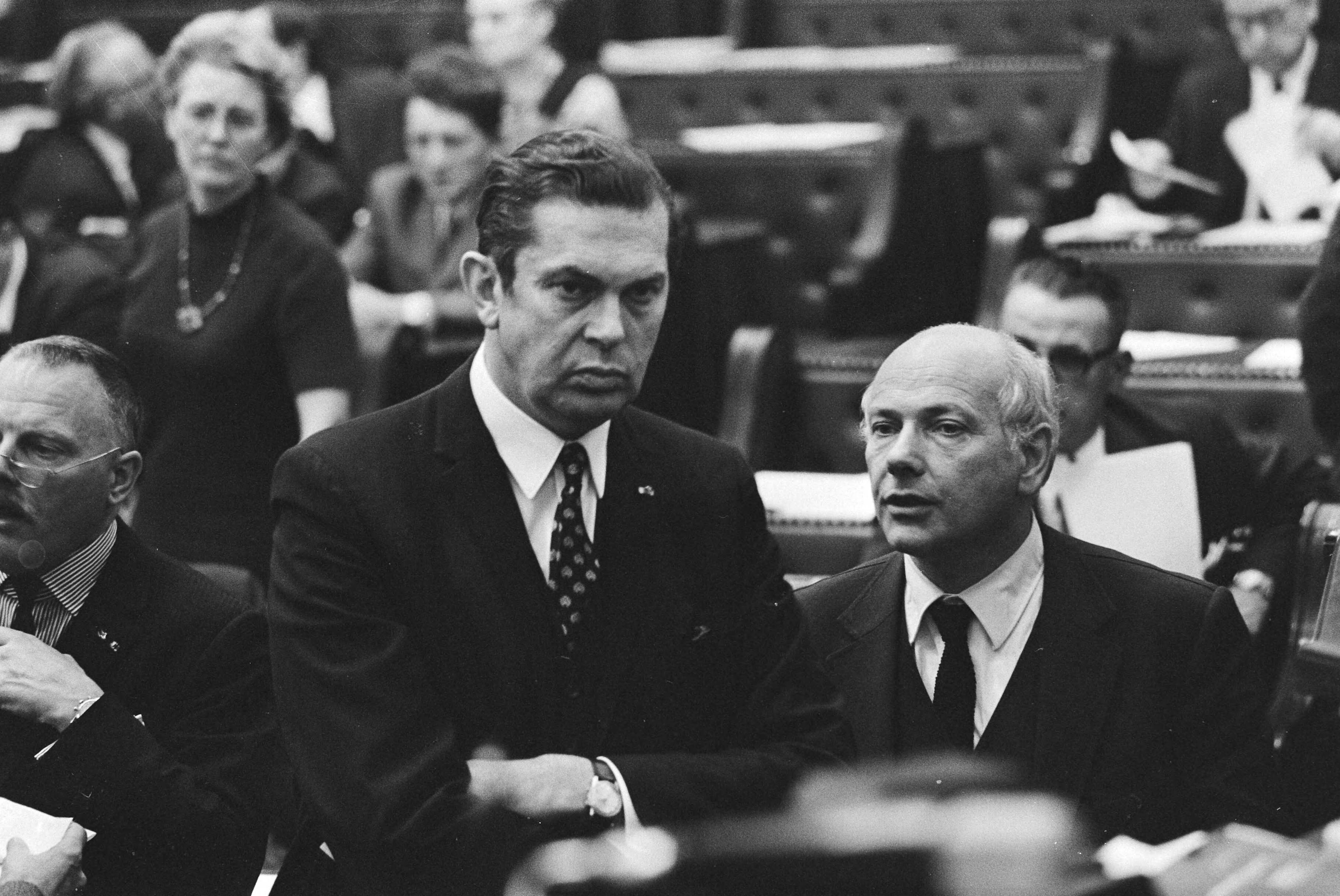 Fotocollectie Anefo — Tweede Kamer ; wetsontwerpwijziging inkomsten- en loonbelasting; links Biesheuvel, rechts Den Uyl — Foto: Mieremet, Rob / Anefo. Licentie: Set B: Rechtenvrij / Publiek Domein. Bron: Nationaal Archief. http://hdl.handle.net/10648/abaaf696-d0b4-102d-bcf8-003048976d84