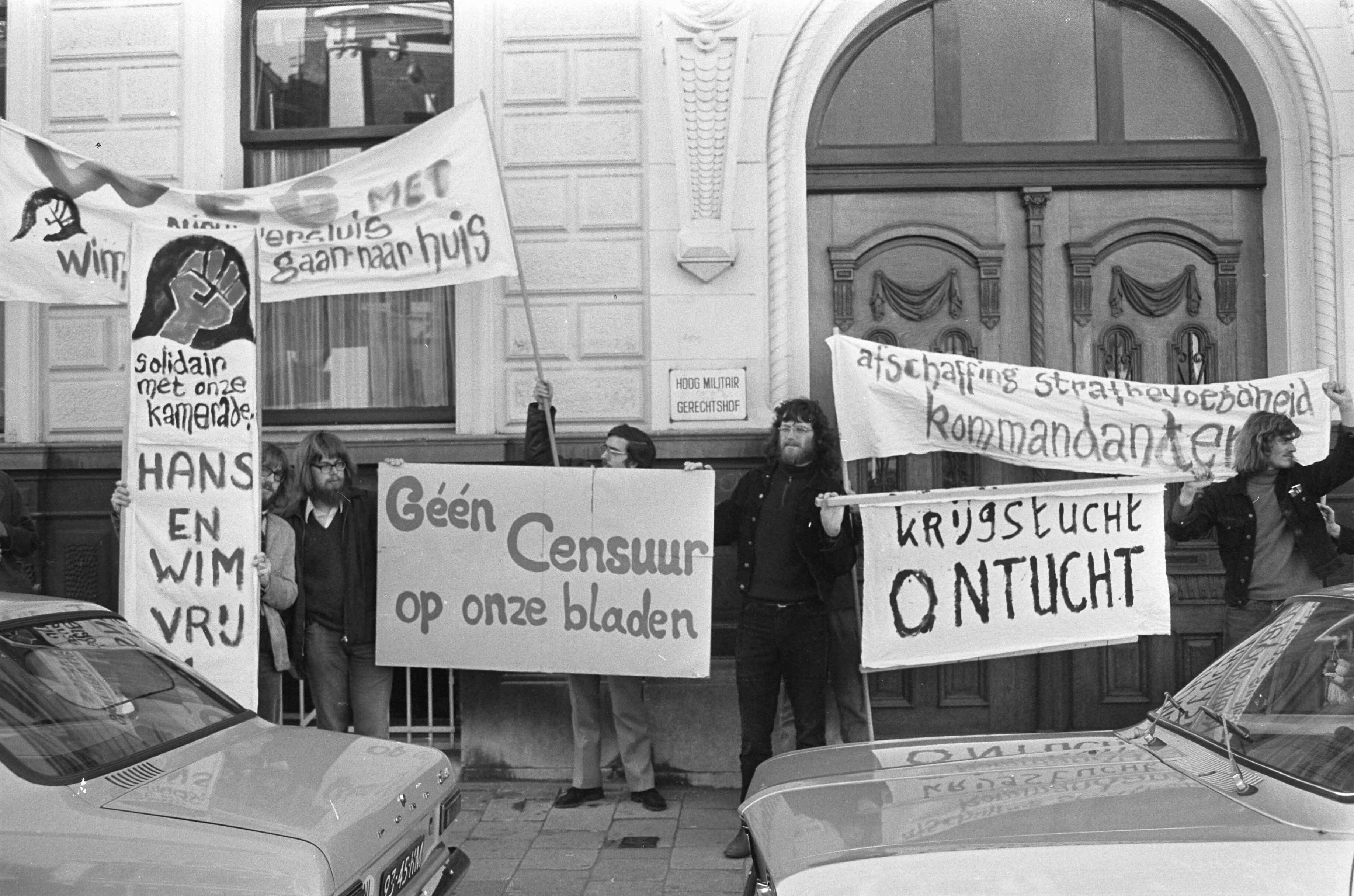Fotocollectie Anefo — Hoog Militair Gerechtshof behandelt hoger beroep van led VVDM Den Haag , demonstranten voor gerechtshof — Foto: Peters, Hans / Anefo. Licentie: Set B: Rechtenvrij / Publiek Domein. Bron: Nationaal Archief. http://hdl.handle.net/10648/abd4dc0e-d0b4-102d-bcf8-003048976d84