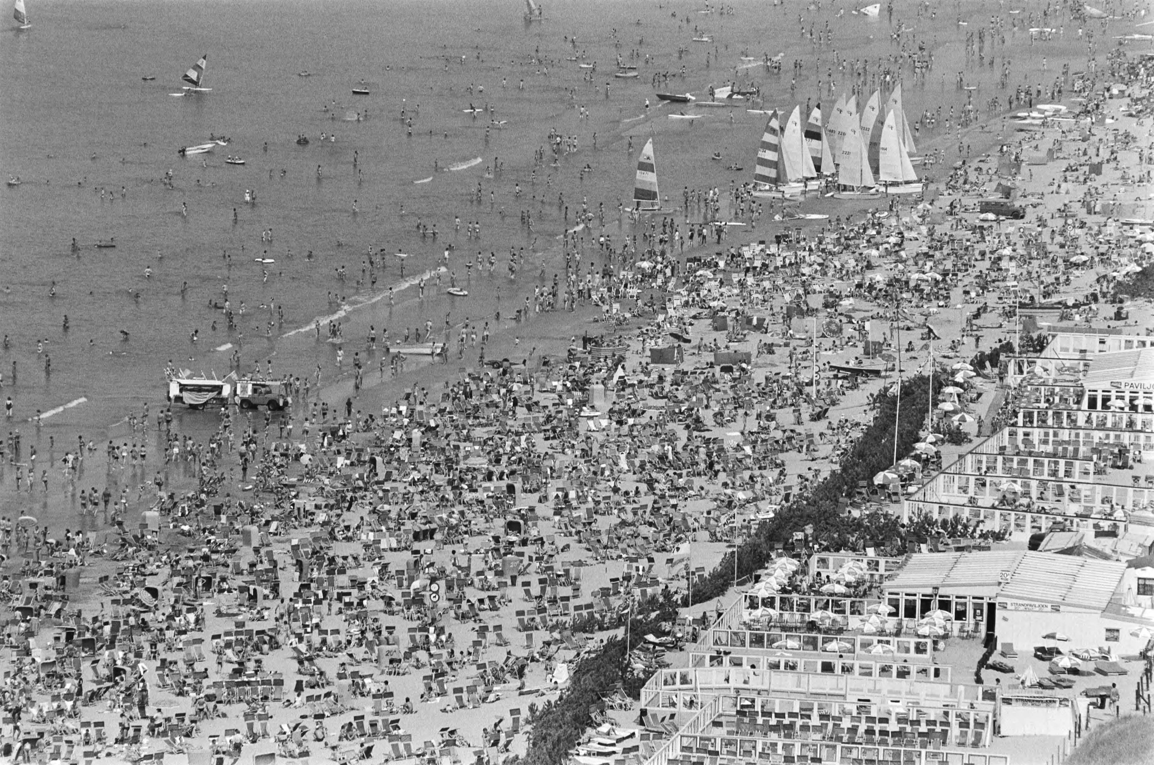 Fotocollectie Anefo — Drukte Zandvoort, overzicht — Foto: Peters, Hans / Anefo. Licentie: Set B: Rechtenvrij / Publiek Domein. Bron: Nationaal Archief. http://hdl.handle.net/10648/acb95c1c-d0b4-102d-bcf8-003048976d84