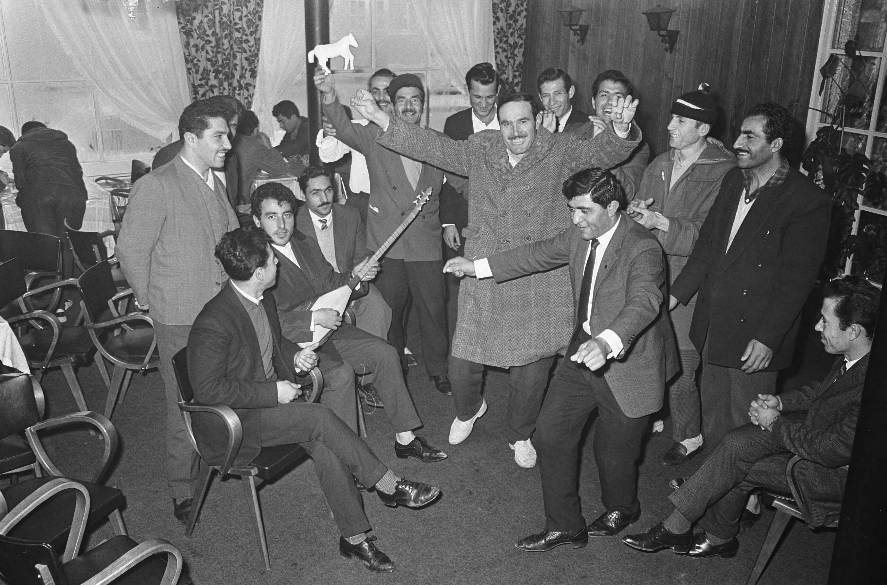 Fotocollectie Anefo — Stakende Turken bij het Zaanse bouwbedrijf NV Indeco Coignet , de Turken in een hotel te Zandvoort — Foto: Koch, Eric / Anefo. Licentie: Set B: Rechtenvrij / Publiek Domein. Bron: Nationaal Archief. http://hdl.handle.net/10648/aa8d69c4-d0b4-102d-bcf8-003048976d84