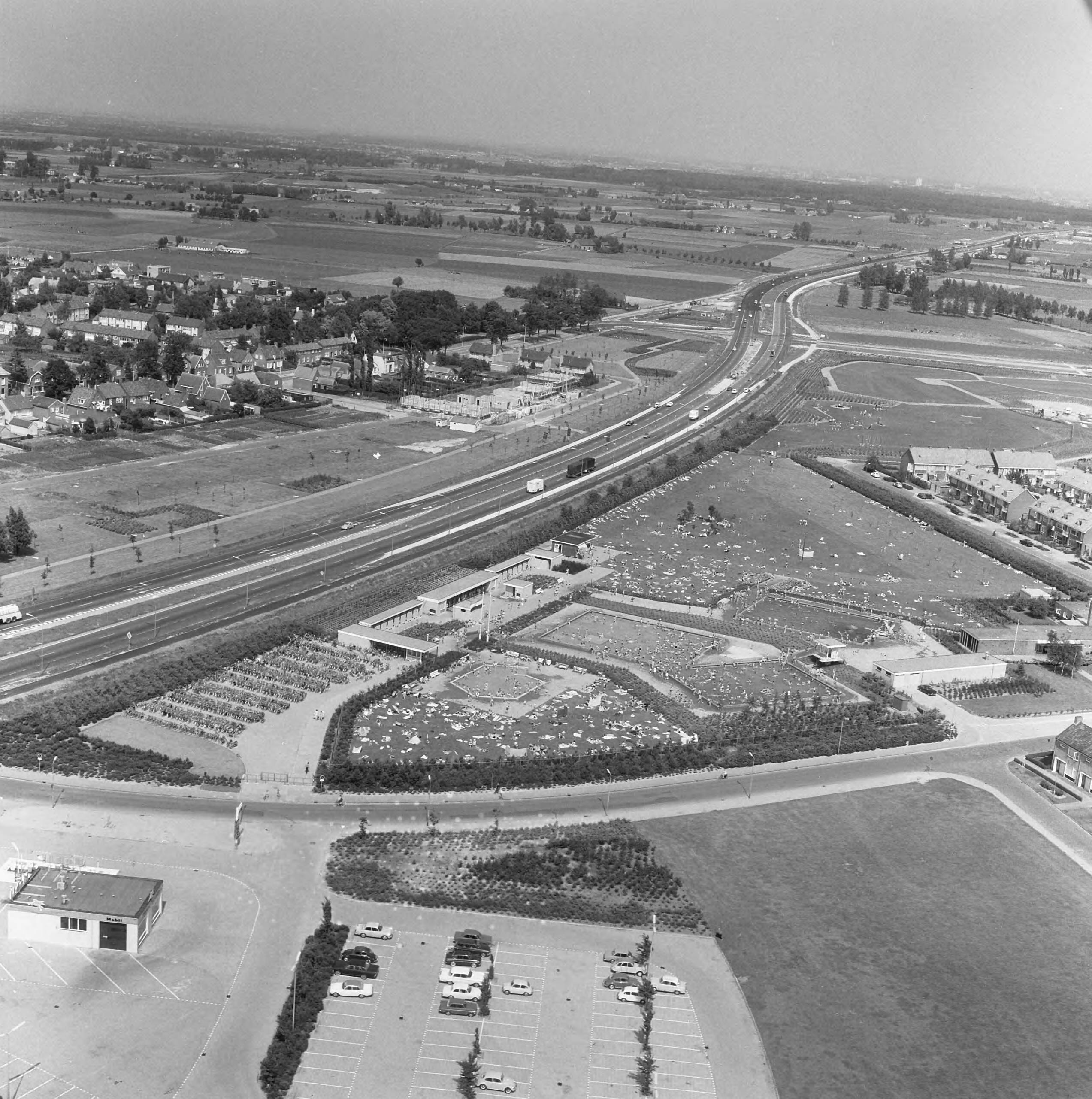 Fotocollectie Nederlandse Heidemaatschappij — Luchtopname. Openluchtzwembad te Etten — Foto: Fotograaf Onbekend / Heidemij. Licentie: Set B: Rechtenvrij / Publiek Domein. Bron: Nationaal Archief. http://hdl.handle.net/10648/ae867714-d0b4-102d-bcf8-003048976d84