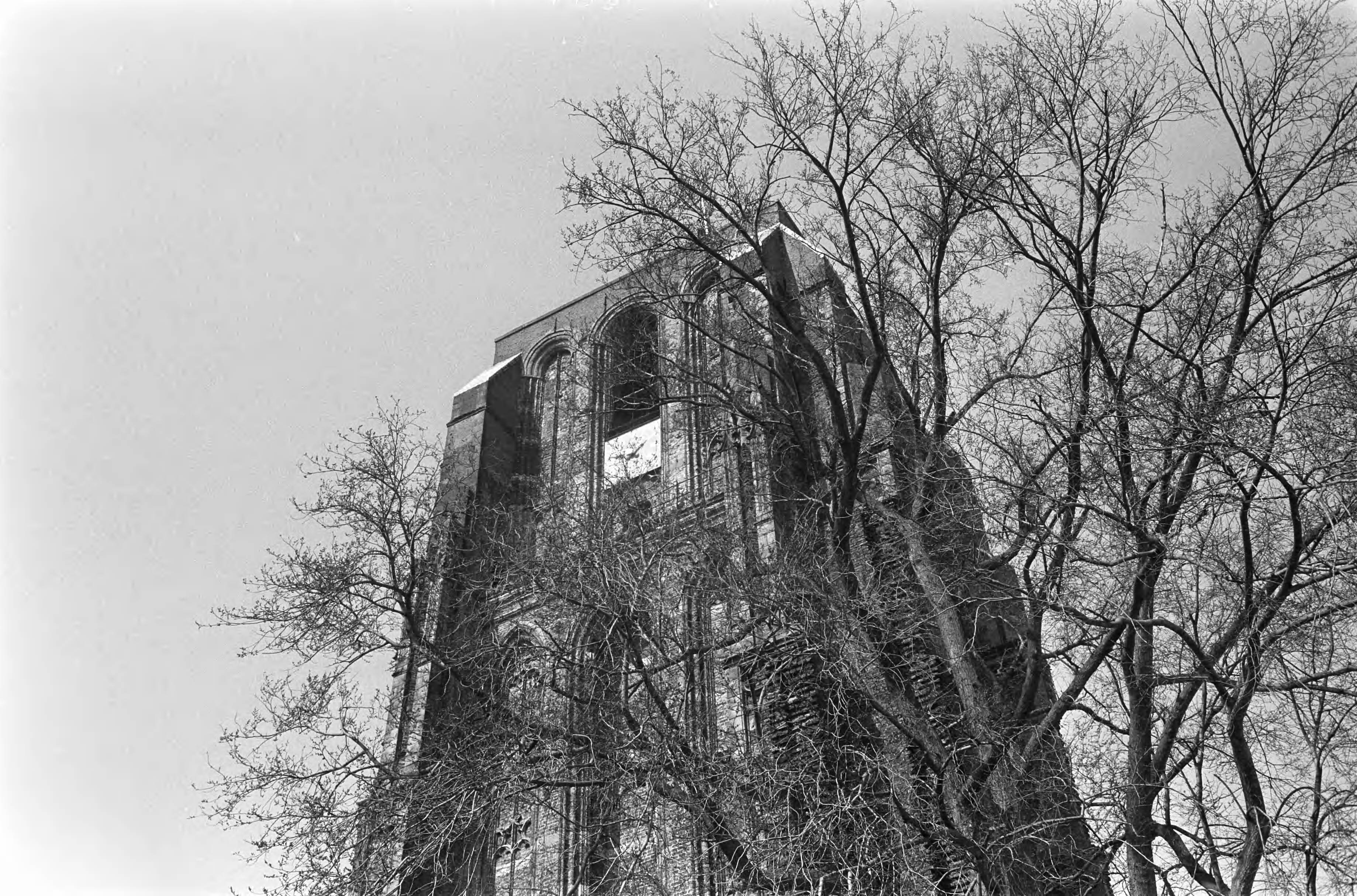 Fotocollectie Anefo — Stadsgezichten Leeuwarden: detailopname van de toren Oldehove — Foto: Koch, Eric / Anefo. Licentie: Set B: Rechtenvrij / Publiek Domein. Bron: Nationaal Archief. http://hdl.handle.net/10648/ab64c748-d0b4-102d-bcf8-003048976d84