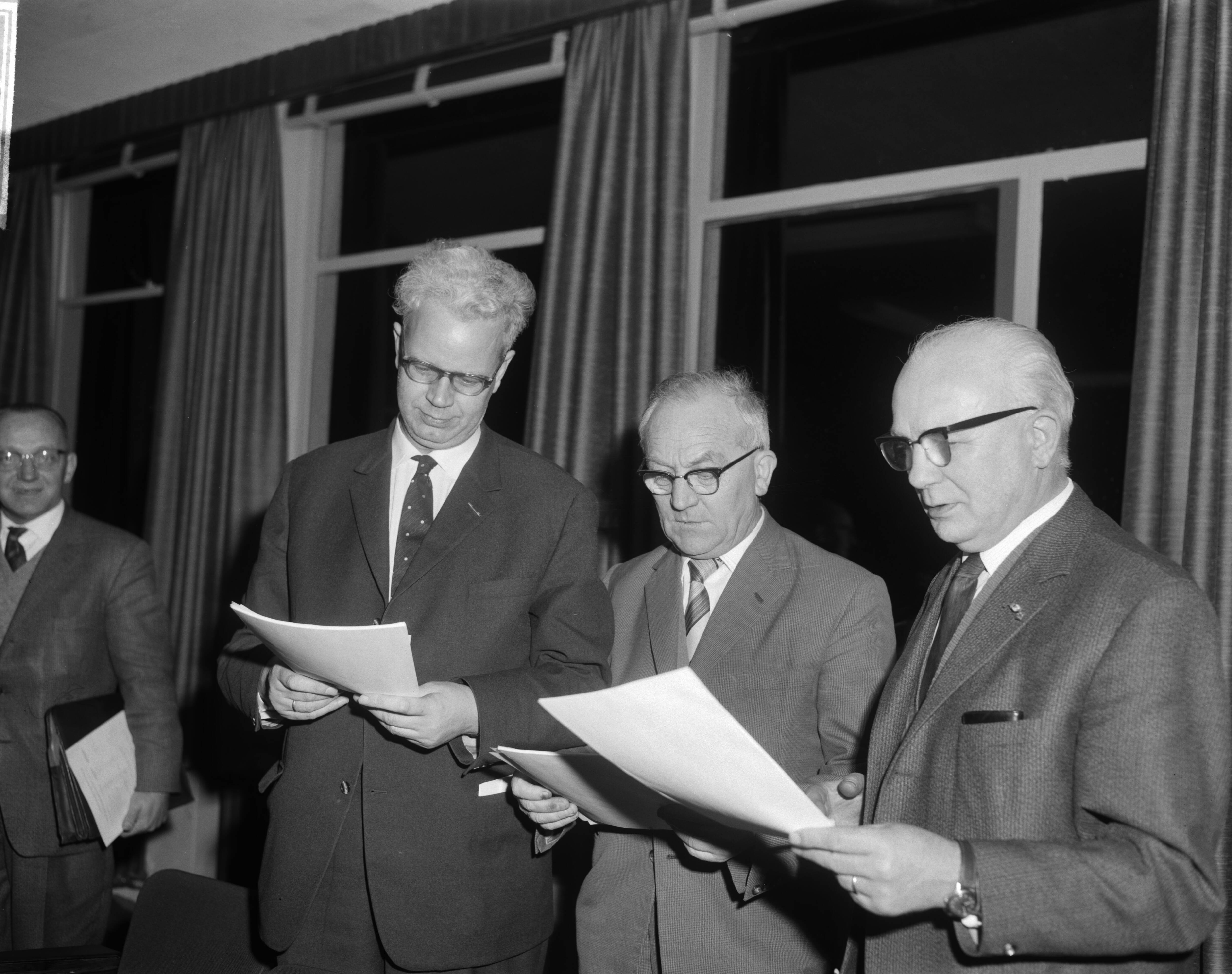 Fotocollectie Anefo — In het gebouw van de Stichting van de Arbeid te Voorburg vond overleg plaats tussen regering en het bestuur van de Stichting over lonen en prijzen. Drie leden van het bestuur vanwege de vakbonden, vlnr. D. Roemers (NVV), C.J. van Mastrigt (CNV) en J.A. Middelhuis (NKV) — Foto: Bilsen, Joop van / Anefo. Licentie: Set B: Rechtenvrij / Publiek Domein. Bron: Nationaal Archief. http://hdl.handle.net/10648/aa577a08-d0b4-102d-bcf8-003048976d84