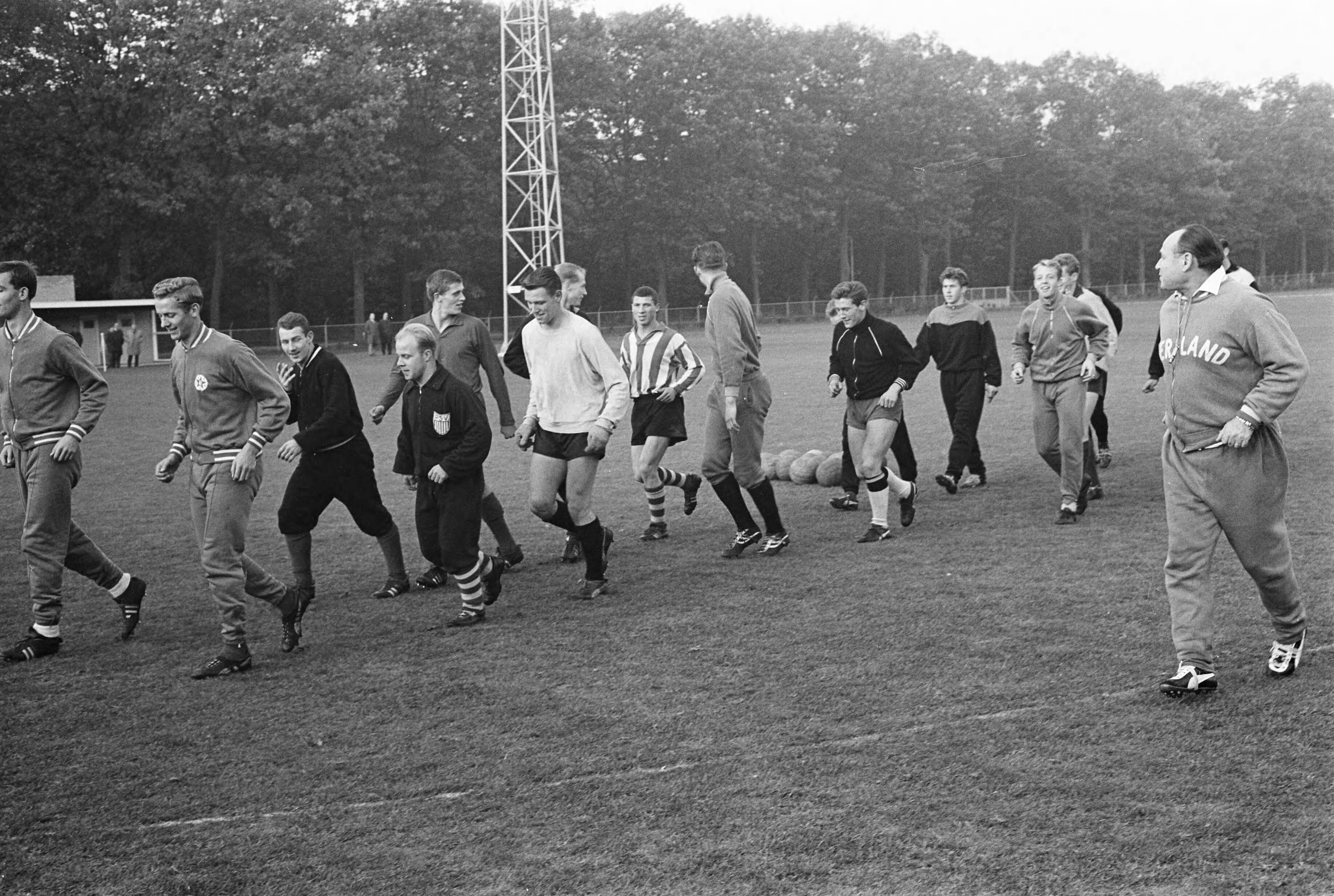 Fotocollectie Anefo — Centrale training Jong Oranje, rechts bondscoach Elek Schwartz — Foto: Pot, Harry / Anefo. Licentie: Set B: Rechtenvrij / Publiek Domein. Bron: Nationaal Archief. http://hdl.handle.net/10648/aa1db0de-d0b4-102d-bcf8-003048976d84
