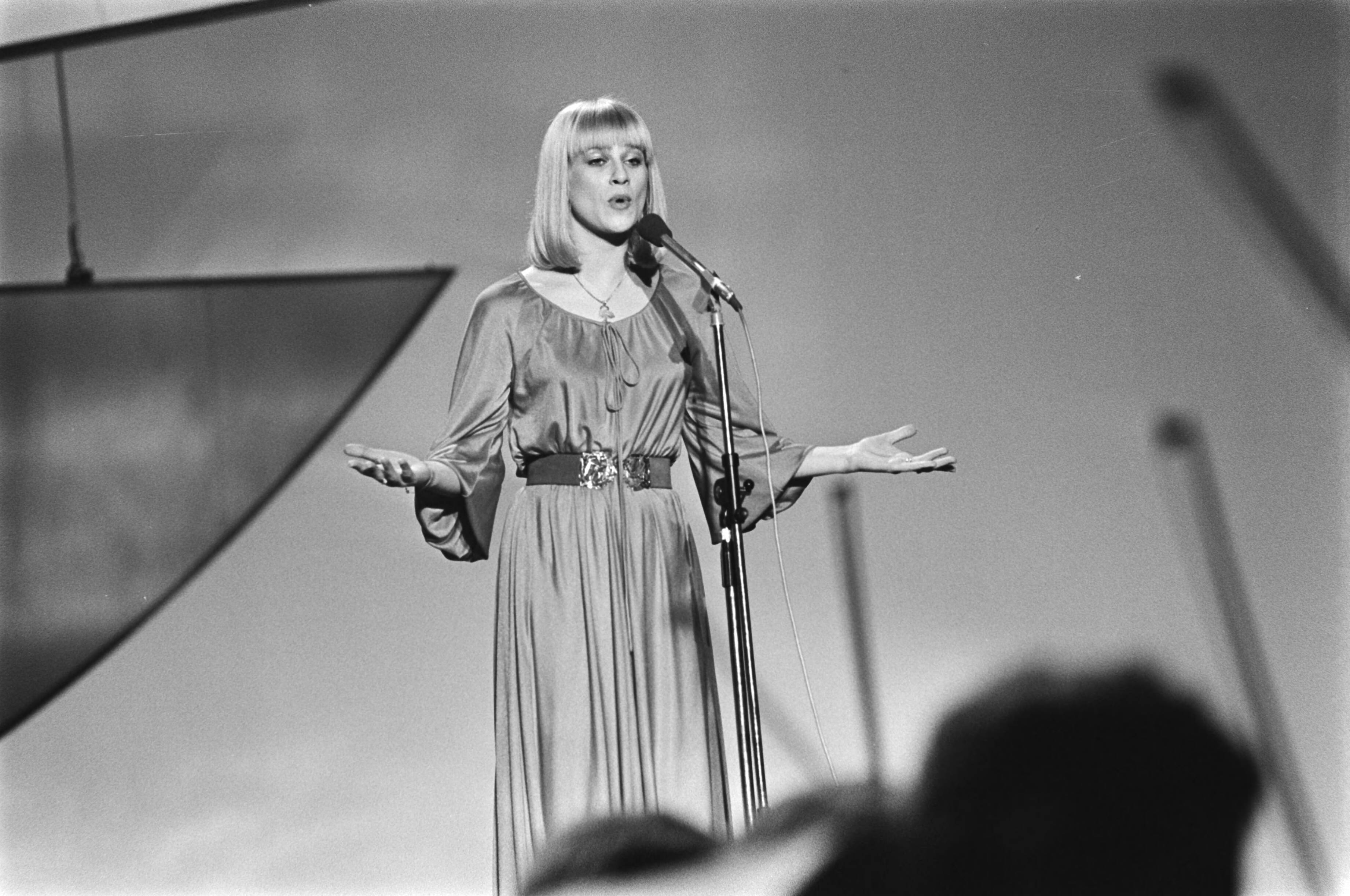 Fotocollectie Anefo — Eurovisie Songfestival 76 Den Haag ; Catherine Ferry (Frankrijk) — Foto: Mieremet, Rob / Anefo. Licentie: Set B: Rechtenvrij / Publiek Domein. Bron: Nationaal Archief. http://hdl.handle.net/10648/ac80ab88-d0b4-102d-bcf8-003048976d84
