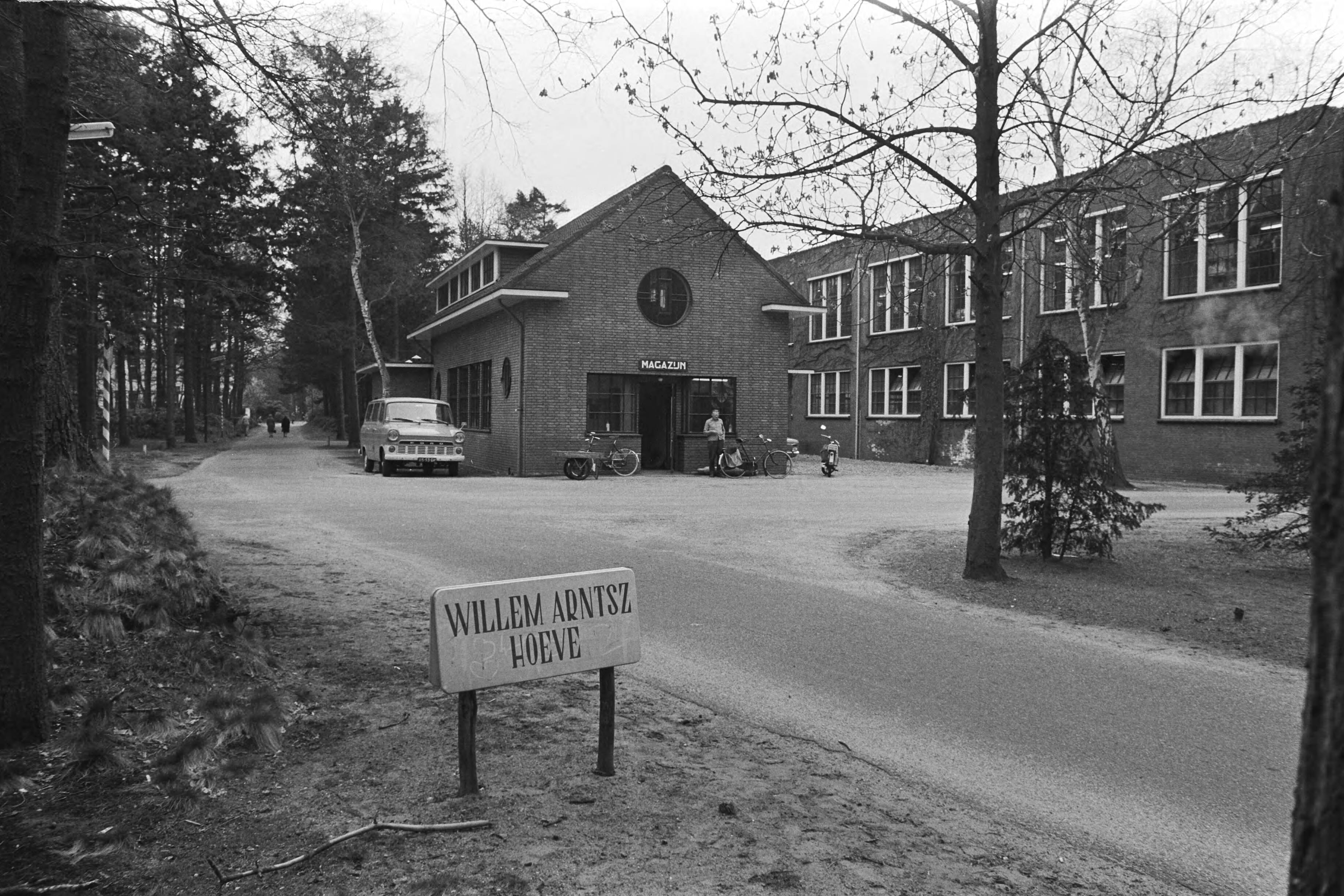Psychiatrische Inrichting Willem Arntsz Hoeve te Den Dolder — Exterieur — Foto: Fotograaf Onbekend / Anefo. Licentie: Set B: Rechtenvrij / Publiek Domein. Bron: Nationaal Archief. http://hdl.handle.net/10648/abbc1c96-d0b4-102d-bcf8-003048976d84