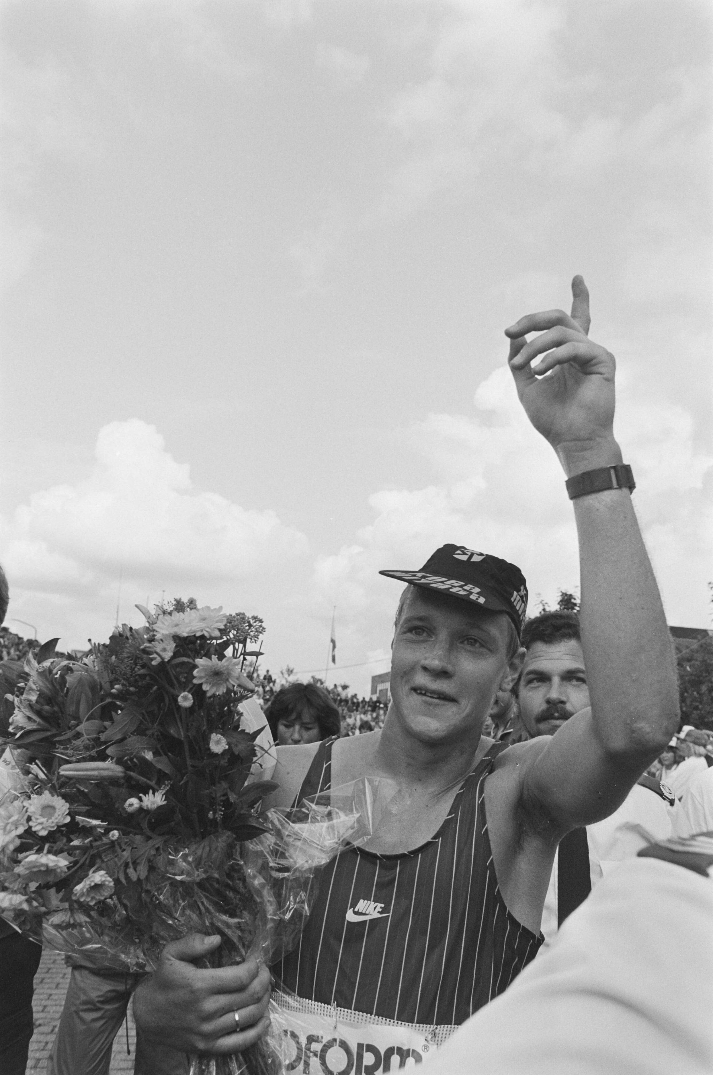Fotocollectie Anefo — EK triathlon in Almere; Rob Barel na finish (2e) — Foto: Vollebregt, Sjakkelien / Anefo. Licentie: Set B: Rechtenvrij / Publiek Domein. Bron: Nationaal Archief. http://hdl.handle.net/10648/ad496244-d0b4-102d-bcf8-003048976d84