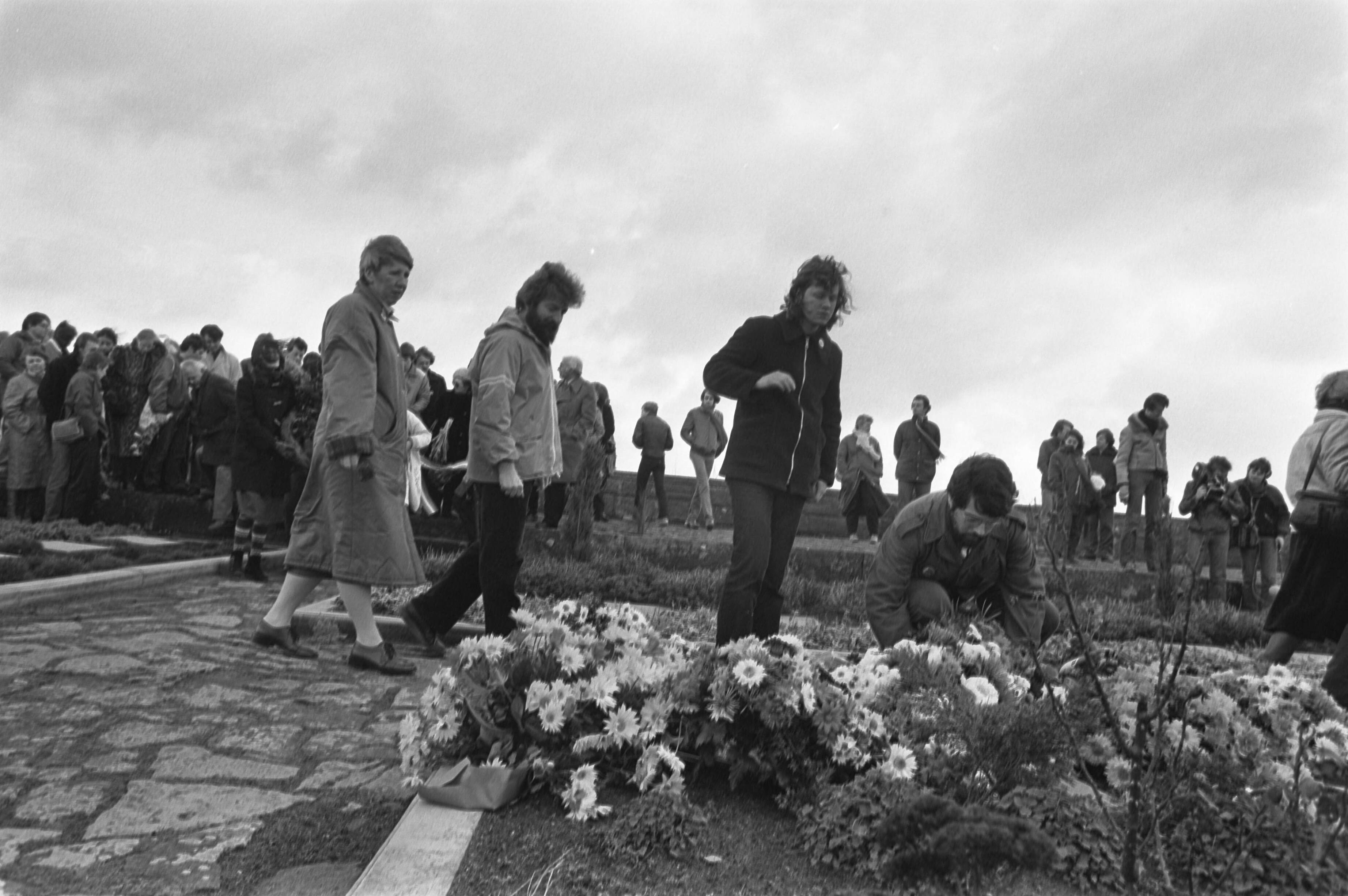 Herdenking van de verzetsvrouw Hanny Schaft op de erebegraafplaats in Overveen — Bij de tegel van Hannie Schaft worden bloemen gelegd — Foto: Croes, Rob C. / Anefo. Licentie: Set B: Rechtenvrij / Publiek Domein. Bron: Nationaal Archief. http://hdl.handle.net/10648/ad0a0dc4-d0b4-102d-bcf8-003048976d84