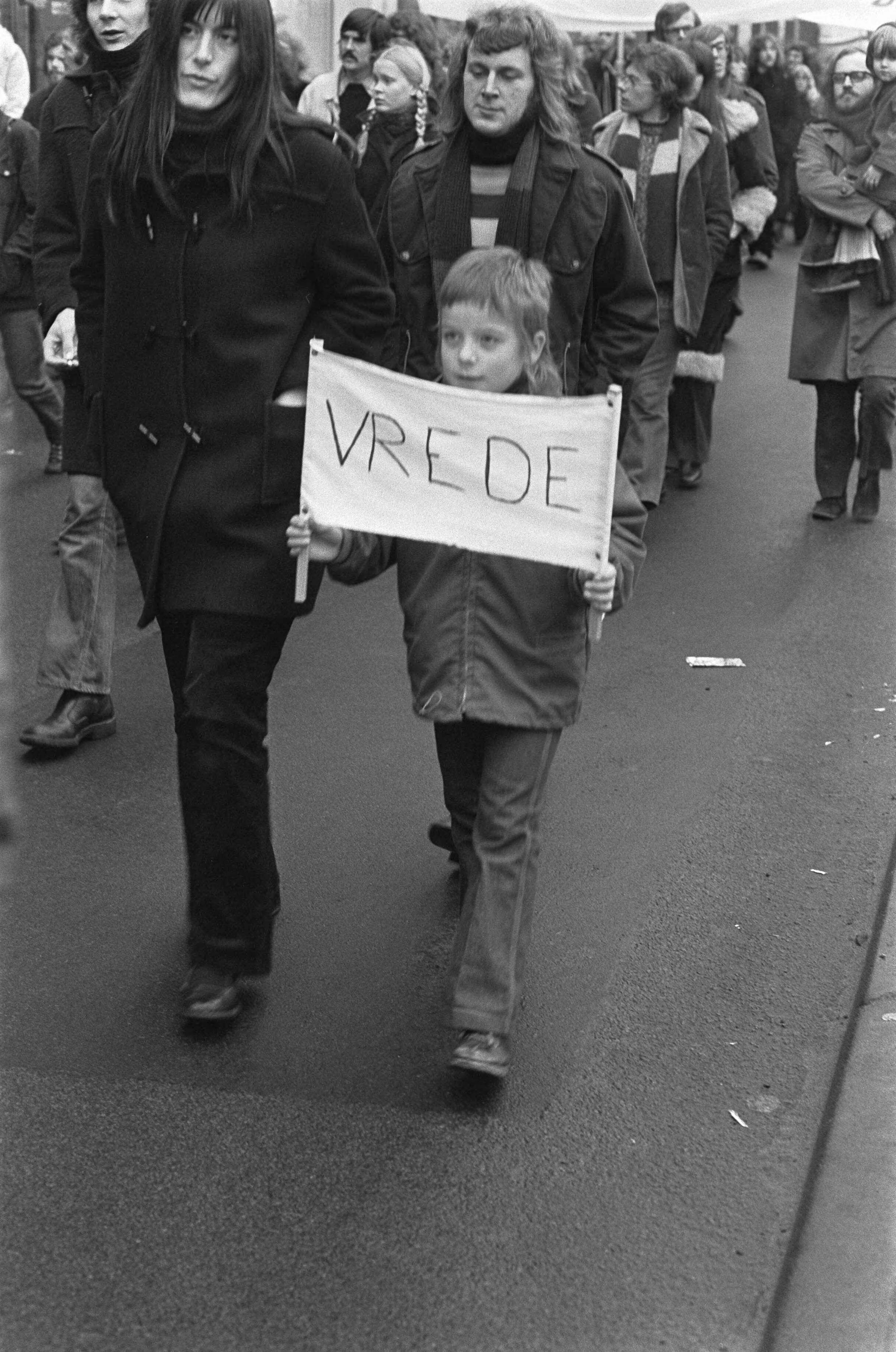 Fotocollectie Anefo — Demonstratie tegen oorlog in Vietnam van meer dan 50.000 mensen in Utrecht, de demonstranten trekken door Utrecht — Foto: Punt, W. / Anefo. Licentie: Set B: Rechtenvrij / Publiek Domein. Bron: Nationaal Archief. http://hdl.handle.net/10648/ac21a3c2-d0b4-102d-bcf8-003048976d84