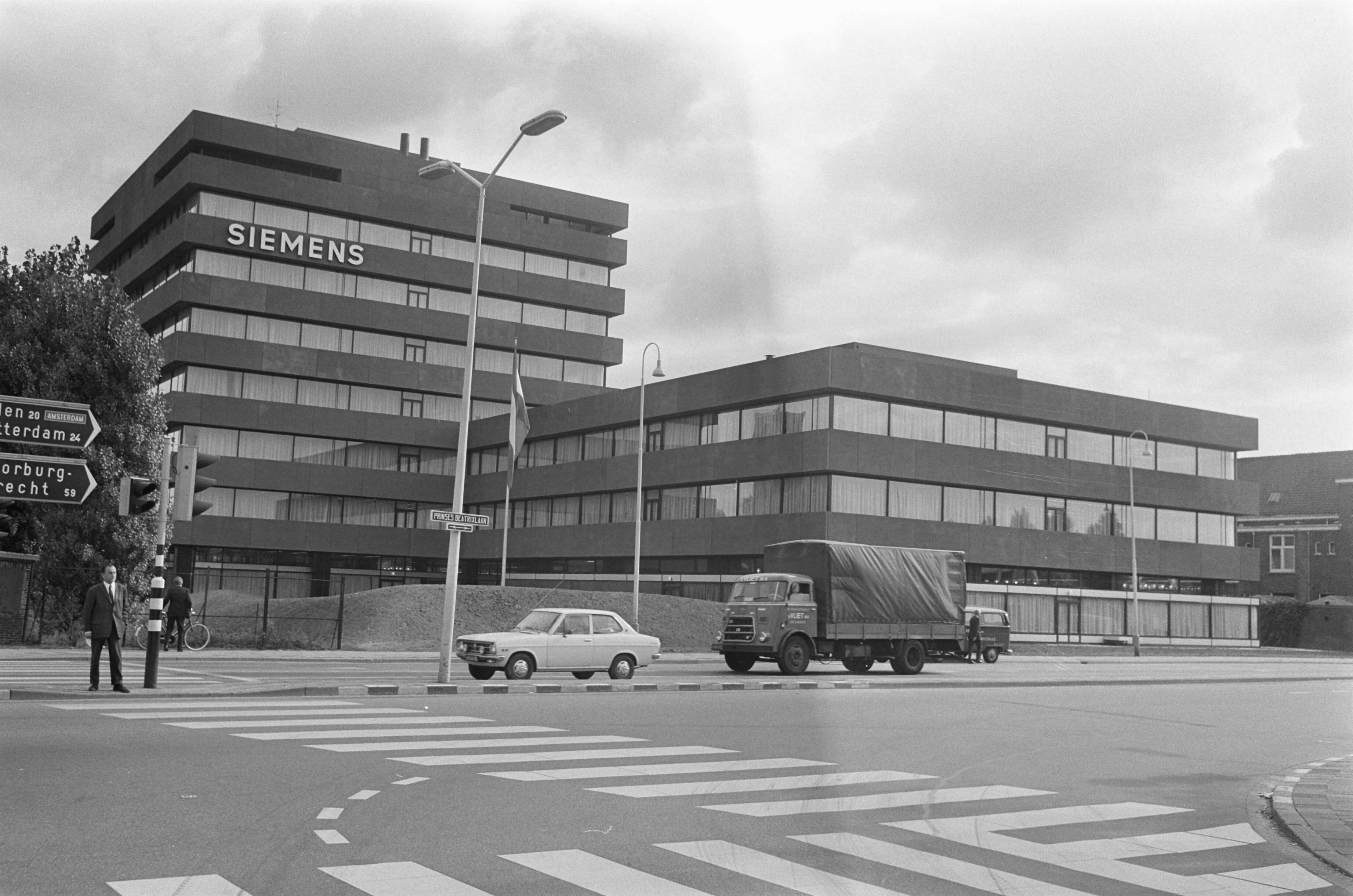 Fotocollectie Anefo — Prins Bernhard opent nieuw hoofdkantoor Siemens Nederland NV te Den Haag — Foto: Punt, W. / Anefo. Licentie: Set B: Rechtenvrij / Publiek Domein. Bron: Nationaal Archief. http://hdl.handle.net/10648/abf73ff6-d0b4-102d-bcf8-003048976d84