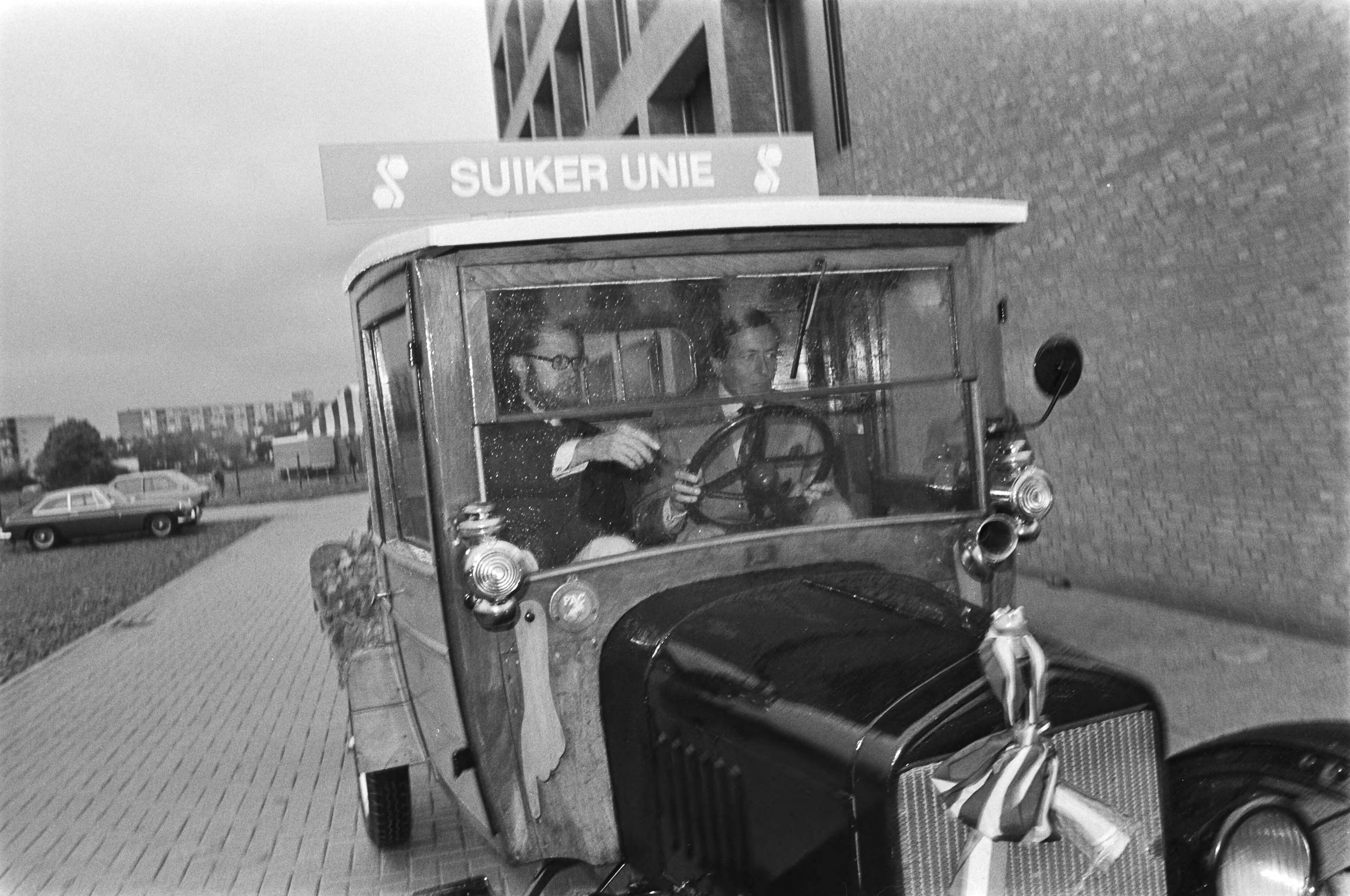 Fotocollectie Anefo — Prins Claus opent Cooperatieve Vereniging Suiker Unie Breda, Prins Claus in de T-Ford — Foto: Peters, Hans / Anefo. Licentie: Set B: Rechtenvrij / Publiek Domein. Bron: Nationaal Archief. http://hdl.handle.net/10648/ac8b6bb8-d0b4-102d-bcf8-003048976d84