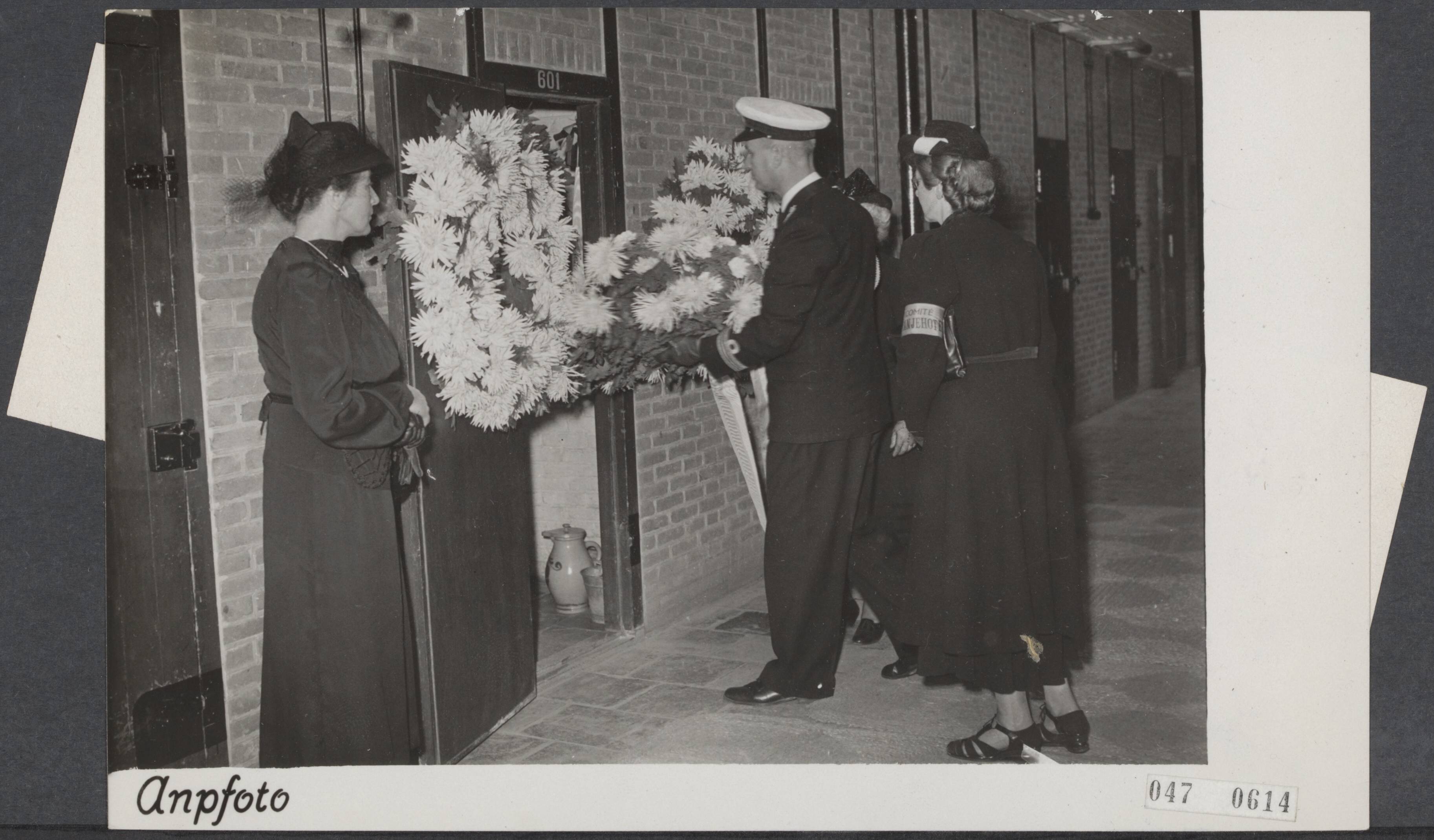 Fotocollectie Elsevier Binnenland — Dodenherdenking bij Cel 601 van de Cellenbarakken te Scheveningen ("Oranjehotel"). Namens koningin Juliana legde de luitenant-ter-zee 1ste klasse baron C.W.T. van Boetzelaer een krans voor de cel — Foto: ANP / RVD of rechtenvrij. Licentie: Set B: Rechtenvrij / Publiek Domein. Bron: Nationaal Archief. http://hdl.handle.net/10648/adffe71c-d0b4-102d-bcf8-003048976d84
