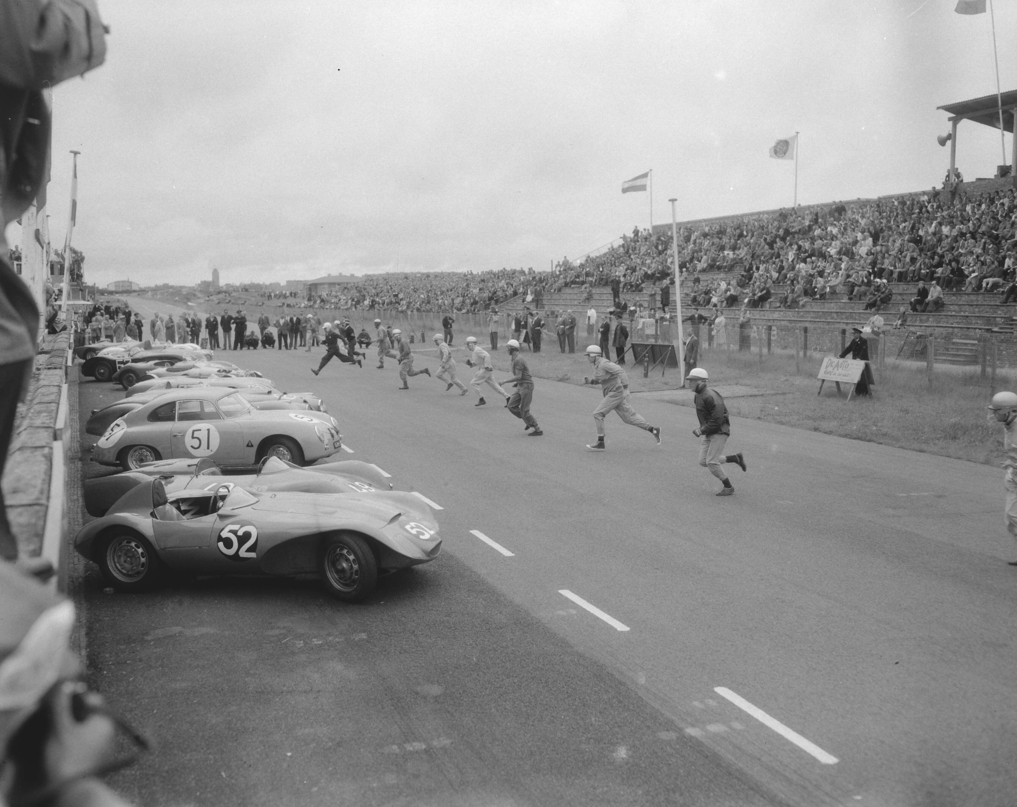 Fotocollectie Anefo — Nationale sportwagenraces op het circuit van Zandvoort "Le Mans" start — Foto: Pot, Harry / Anefo. Licentie: Set B: Rechtenvrij / Publiek Domein. Bron: Nationaal Archief. http://hdl.handle.net/10648/a97ff146-d0b4-102d-bcf8-003048976d84