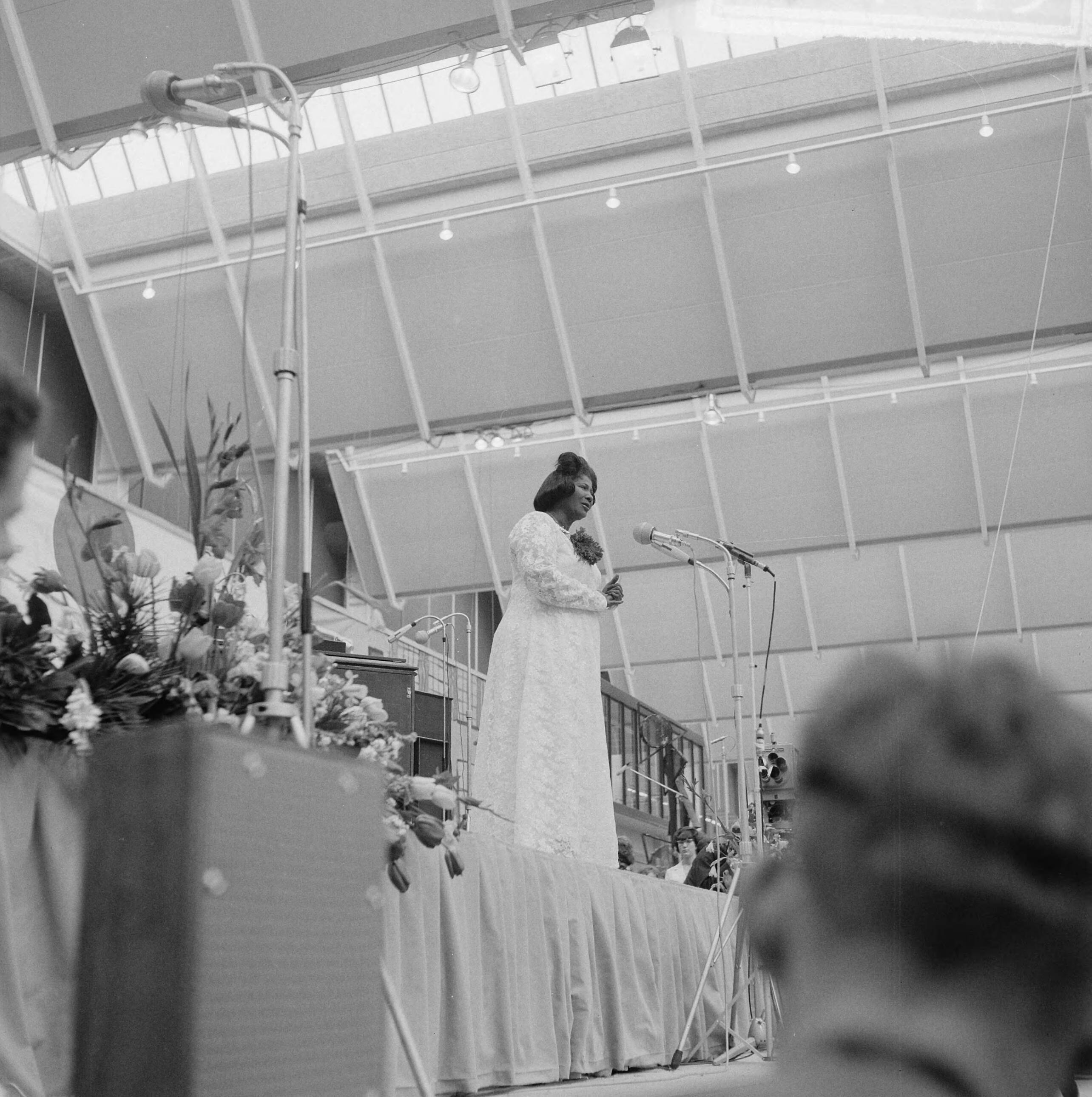 Fotocollectie Anefo — Mahalia Jackson trad op in de Irenehal in Utrecht bij de jeugdmanifestatie "Jeugd en Bijbel" — Foto: Gelderen, Hugo van / Anefo. Licentie: Set B: Rechtenvrij / Publiek Domein. Bron: Nationaal Archief. http://hdl.handle.net/10648/aa6812d2-d0b4-102d-bcf8-003048976d84