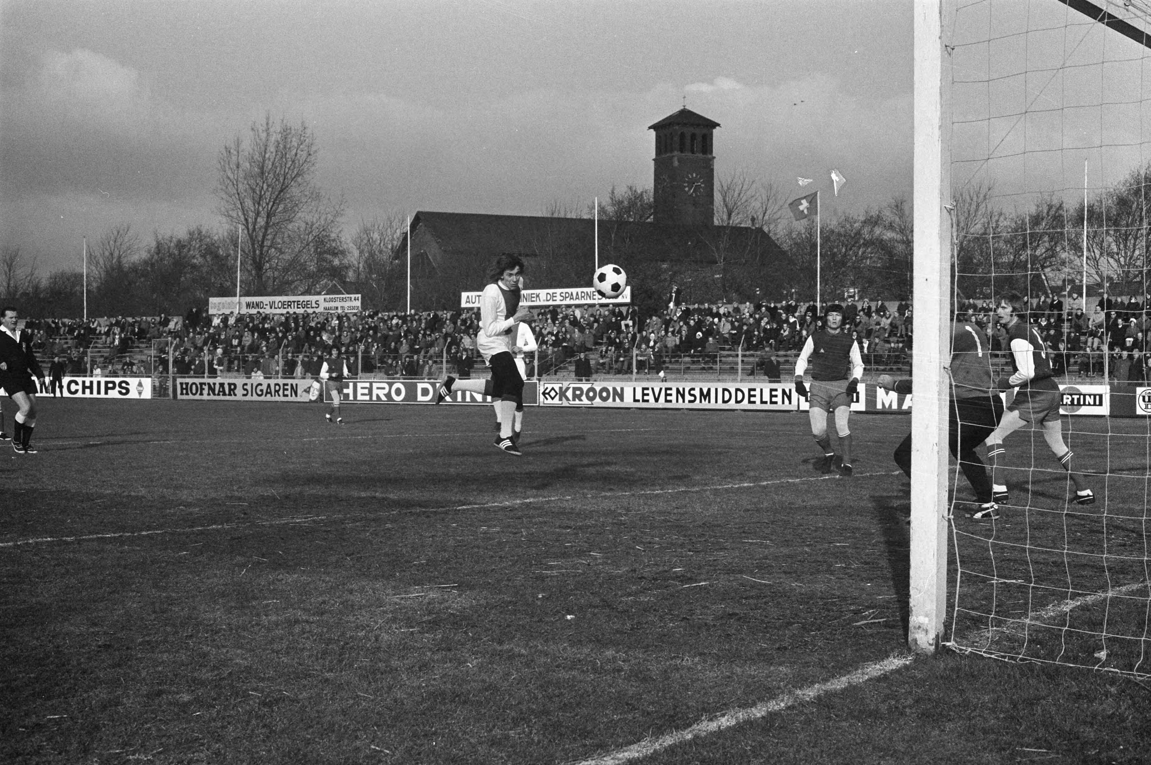 Fotocollectie Anefo — Vriendschappelijke wedstrijd Haarlem tegen Ajax, spelmoment — Foto: Peters, Hans / Anefo. Licentie: Set B: Rechtenvrij / Publiek Domein. Bron: Nationaal Archief. http://hdl.handle.net/10648/abdf81ea-d0b4-102d-bcf8-003048976d84
