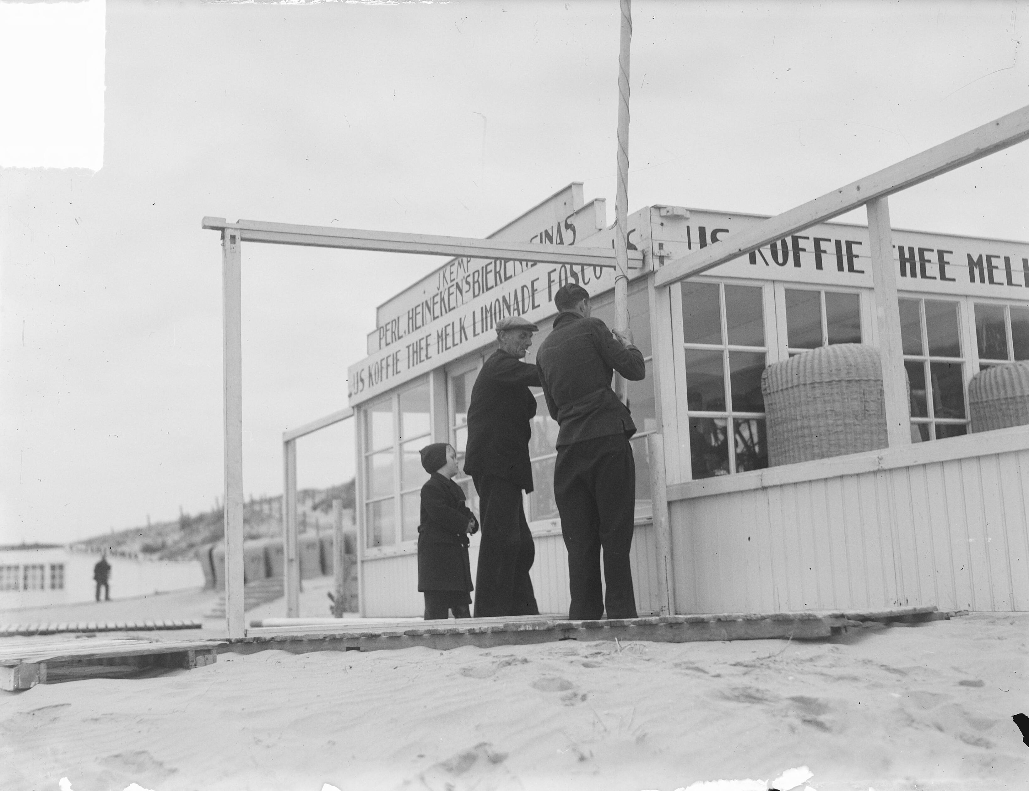 Fotocollectie Anefo — Zandvoort, strandtent opbouwen — Foto: Pot, Harry / Anefo. Licentie: Set B: Rechtenvrij / Publiek Domein. Bron: Nationaal Archief. http://hdl.handle.net/10648/a8d68750-d0b4-102d-bcf8-003048976d84