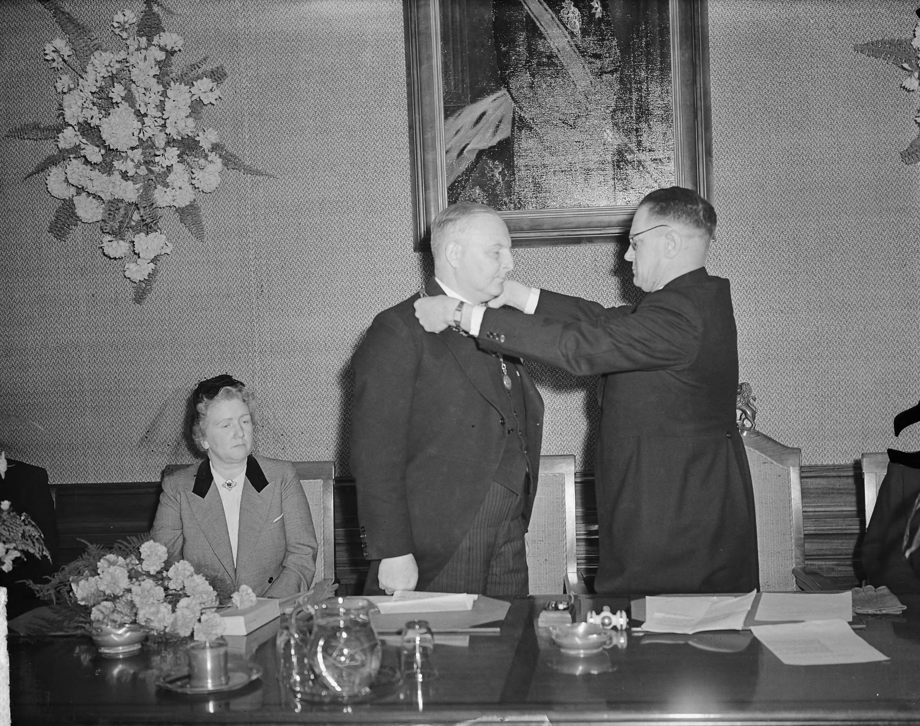 Fotocollectie Anefo — Installatie burgemeester Witschey in Alphen aan den Rijn — Foto: Noske, J.D. / Anefo. Licentie: Set B: Rechtenvrij / Publiek Domein. Bron: Nationaal Archief. http://hdl.handle.net/10648/a8d733ee-d0b4-102d-bcf8-003048976d84