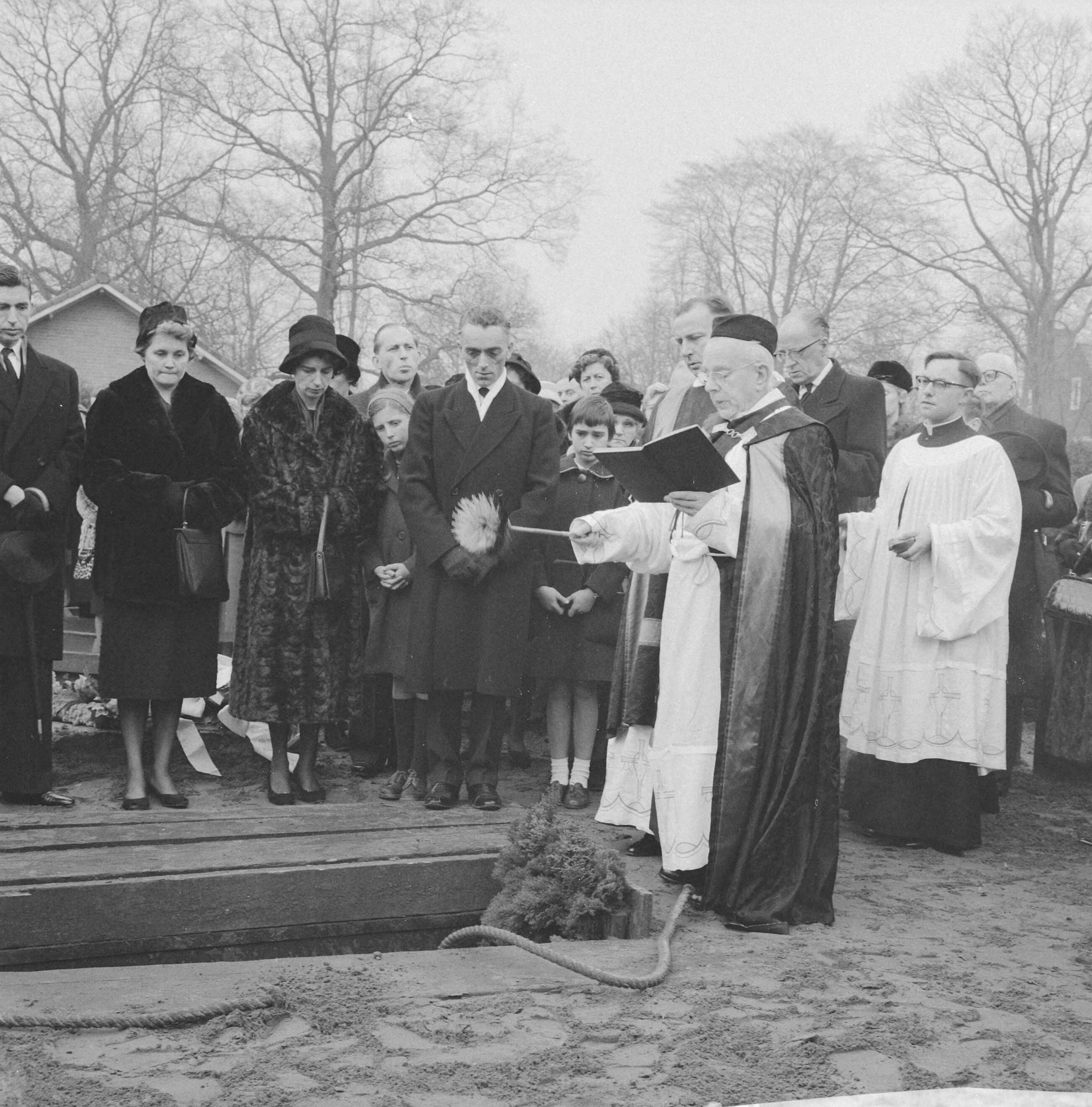 Fotocollectie Anefo — Begrafenis van prof. dr. H.J.M. Weve op de r.k. begraafplaats in Zeist — Foto: Koch, Eric / Anefo. Licentie: Set B: Rechtenvrij / Publiek Domein. Bron: Nationaal Archief. http://hdl.handle.net/10648/a9f37d96-d0b4-102d-bcf8-003048976d84