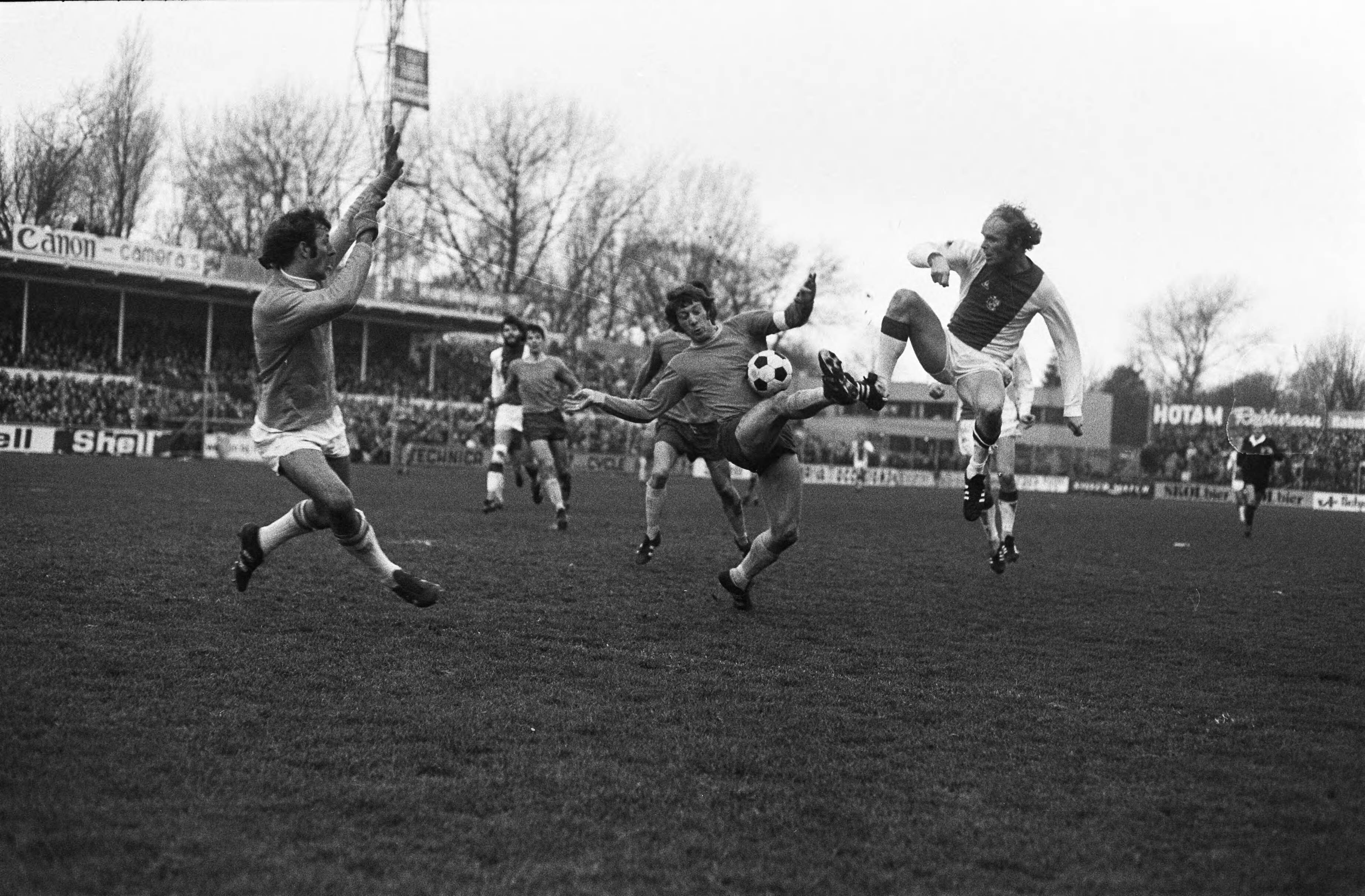 Fotocollectie Anefo — FC Den Haag tegen Ajax 1-0, Geels lost schot op doel, Mansveld stopt de bal en links doelman Thie — Foto: Peters, Hans / Anefo. Licentie: Set B: Rechtenvrij / Publiek Domein. Bron: Nationaal Archief. http://hdl.handle.net/10648/ac5da62e-d0b4-102d-bcf8-003048976d84
