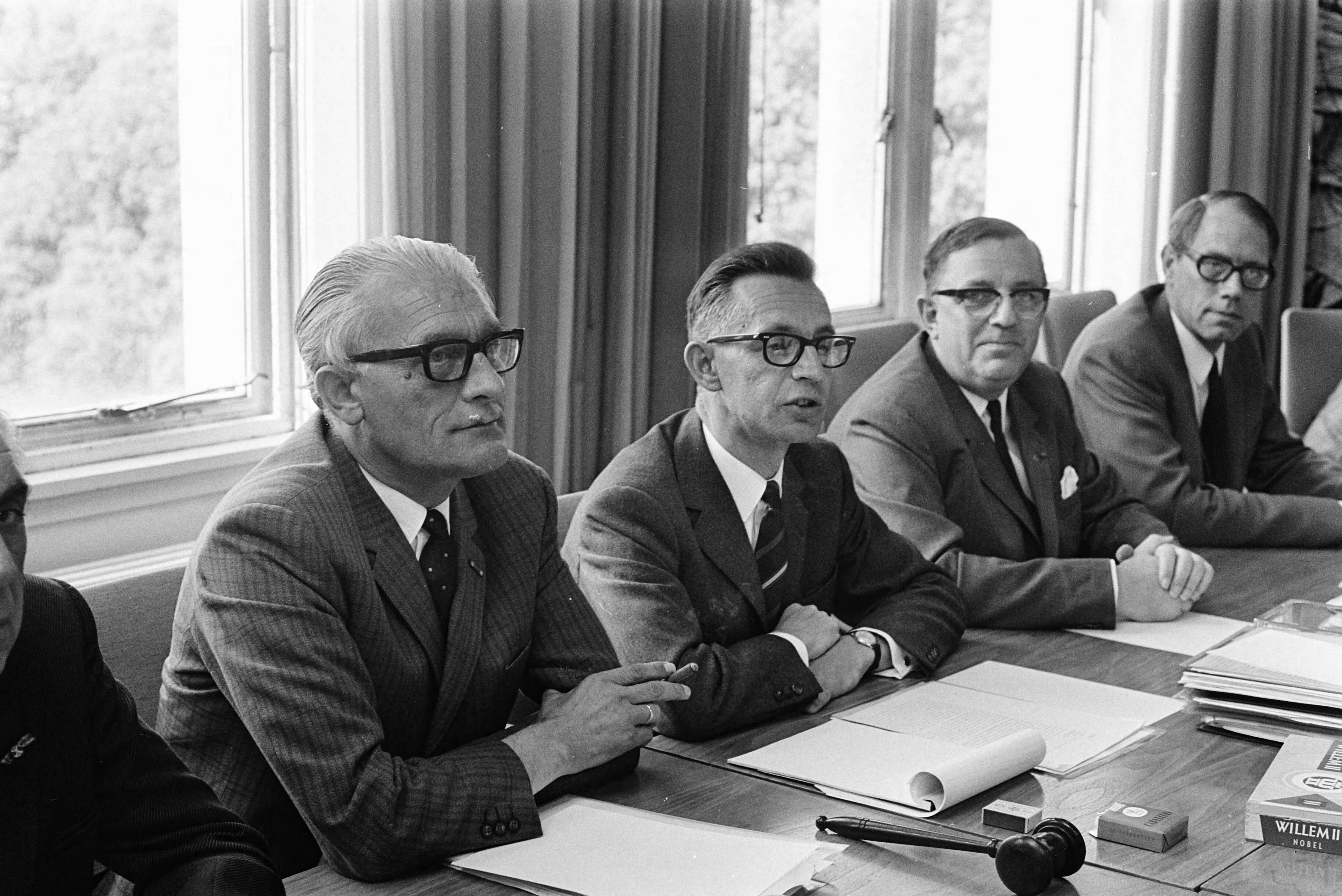 Fotocollectie Anefo — Gesprek van regeringsvertegenwoordigers, bestuur VMF en bestuurders metaalvakbonden over situatie rond Werkspoor, Utrecht in gebouw Economische Zaken te Den Haag ; / — Foto: Verhoeff, Bert / Anefo. Licentie: Set B: Rechtenvrij / Publiek Domein. Bron: Nationaal Archief. http://hdl.handle.net/10648/ab987bce-d0b4-102d-bcf8-003048976d84
