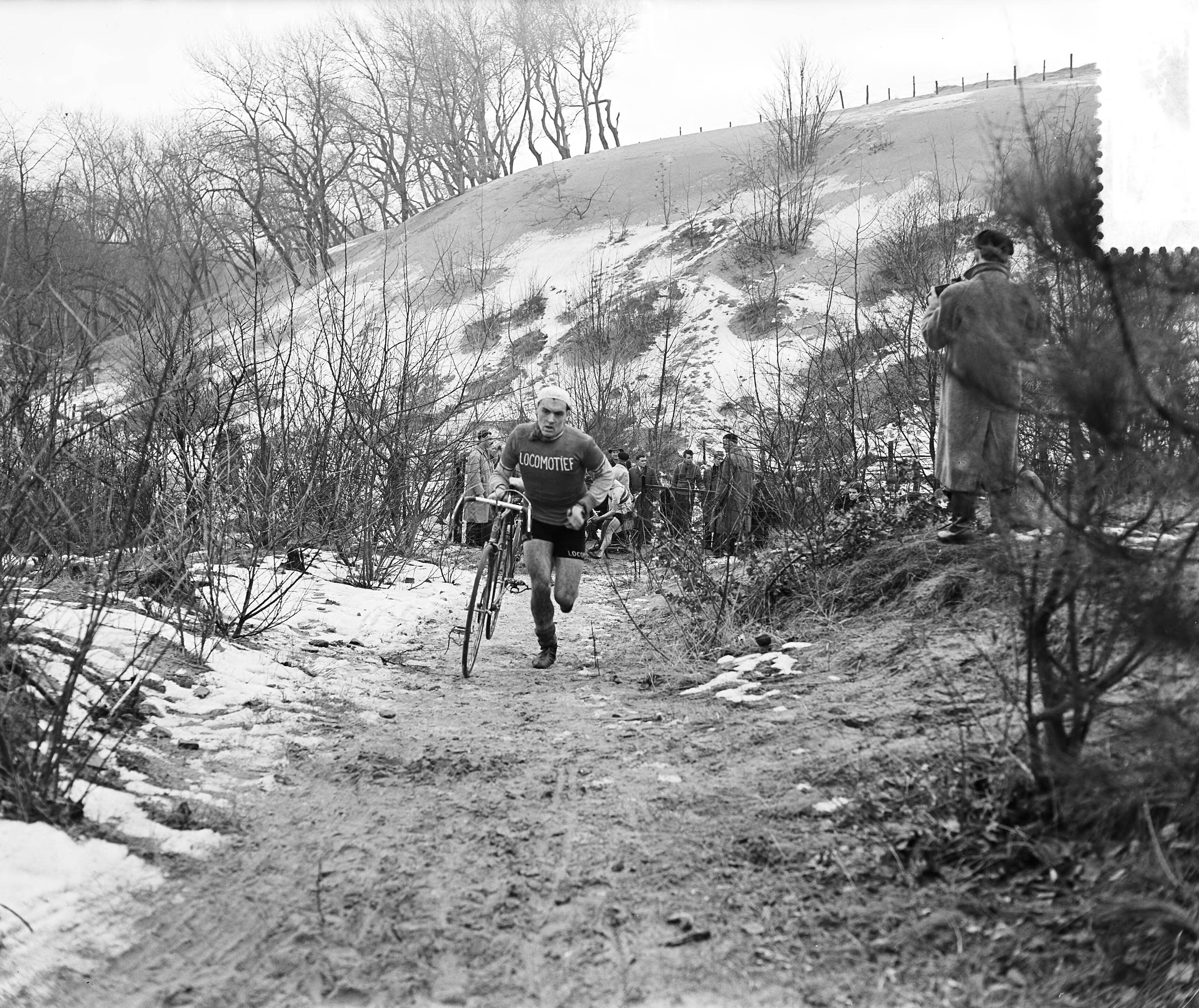 Fotocollectie Anefo — Wielrennen. Cycle Cross te Overveen, de winnaar van vorig jaar, Adri Voorting van de Kampioen uit Haarlem — Foto: Pot, Harry / Anefo. Licentie: Set B: Rechtenvrij / Publiek Domein. Bron: Nationaal Archief. http://hdl.handle.net/10648/a93007f8-d0b4-102d-bcf8-003048976d84