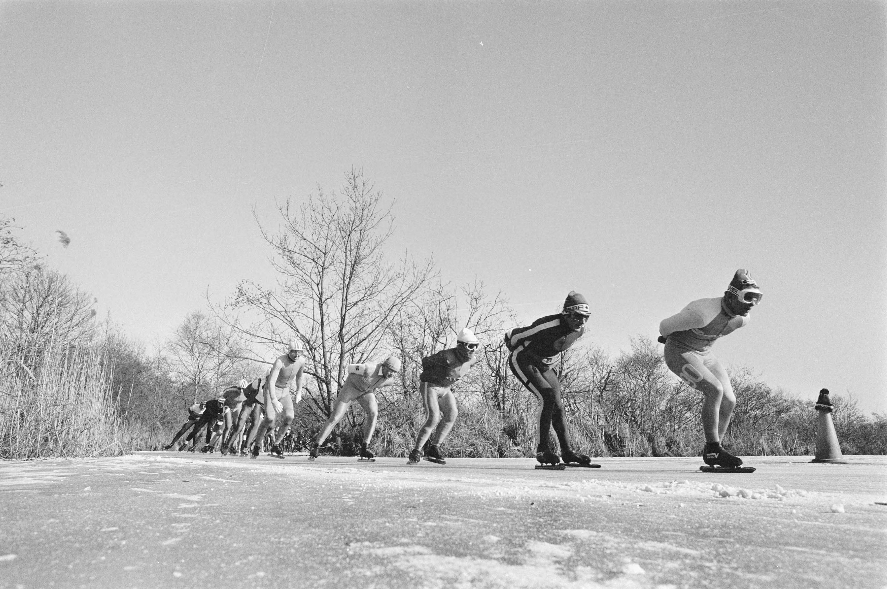 Fotocollectie Anefo — Schaatsmarathon van 140 km gereden bij Ankeveen voor het eerst sinds 1979 — Foto: Bogaerts, Rob / Anefo. Licentie: Set B: Rechtenvrij / Publiek Domein. Bron: Nationaal Archief. http://hdl.handle.net/10648/ad43294c-d0b4-102d-bcf8-003048976d84
