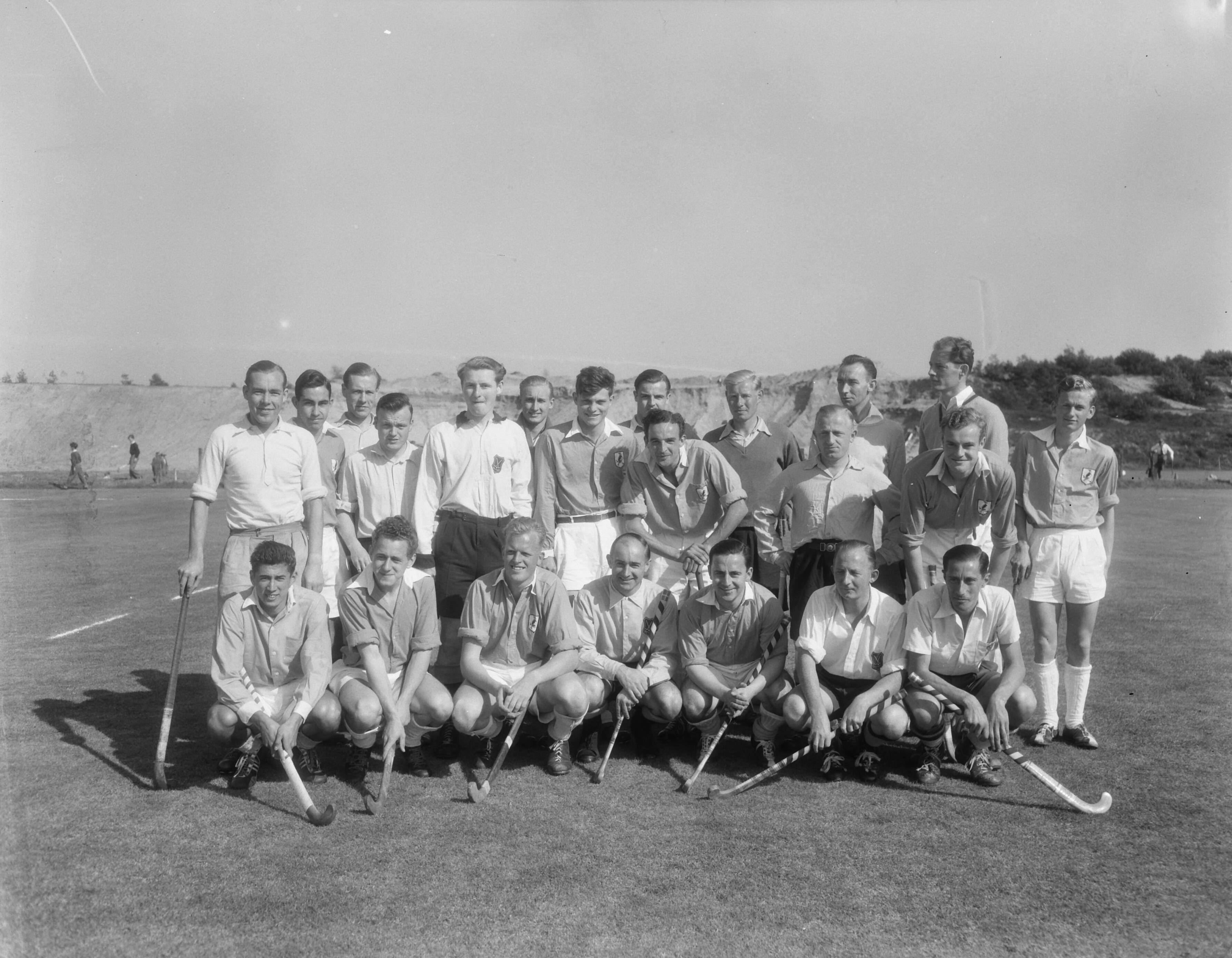 Fotocollectie Anefo — Herenhockey. Be Fair tegen BMHC Bloemendaal. Beide teams poseren voor een groepsportret — Foto: Duinen, G.W. van / Anefo. Licentie: Set B: Rechtenvrij / Publiek Domein. Bron: Nationaal Archief. http://hdl.handle.net/10648/a929b010-d0b4-102d-bcf8-003048976d84