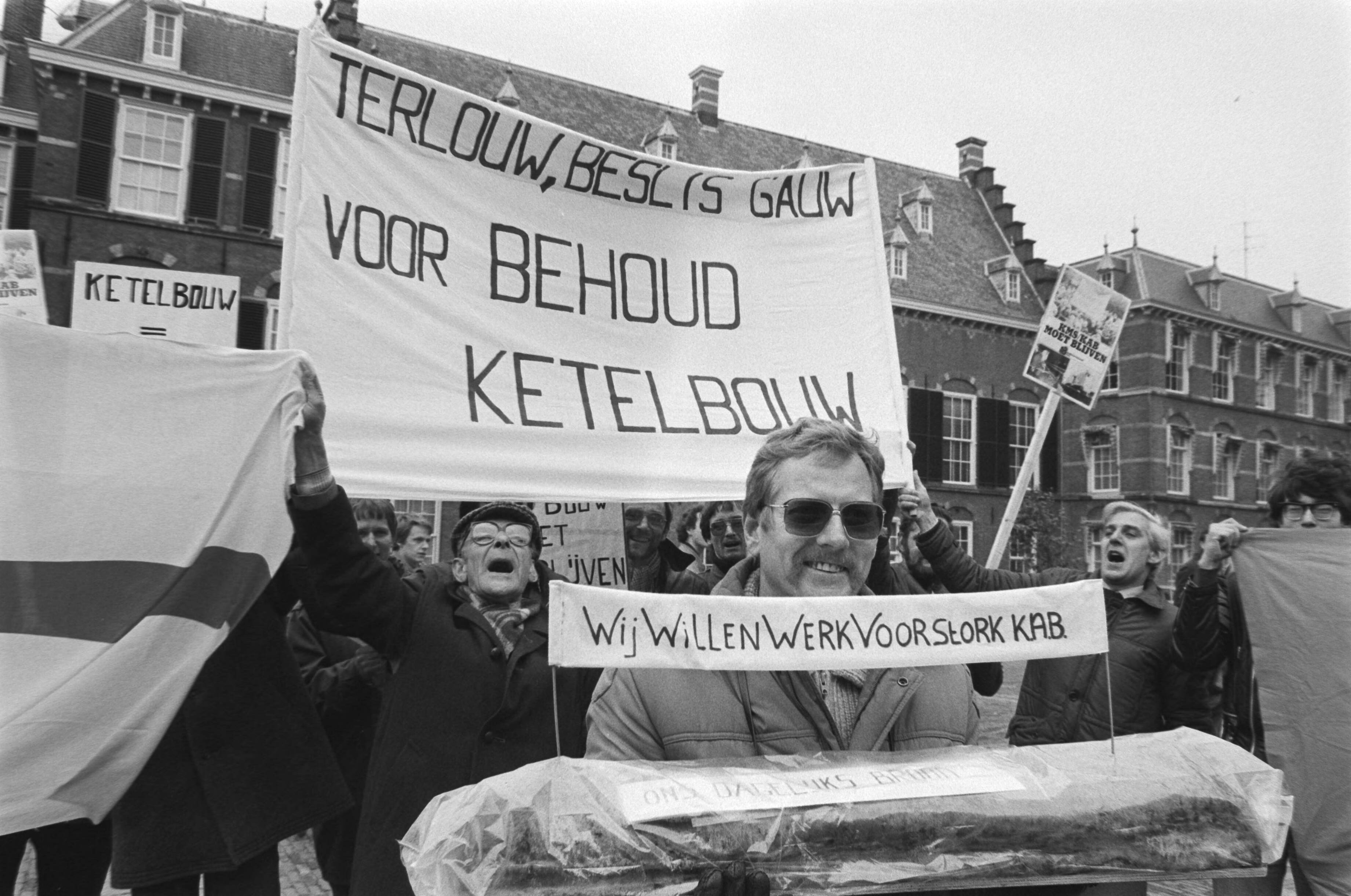 Demonstratie door ketelbouwers van Stork Hengelo en Schelde Vlissingen in Den Haag voor behoud van werkgelegenheid in deze sector — Den Haag|Zuid-Holland|demonstraties |werknemers|Stork |Schelde, De — Foto: Bogaerts, Rob / Anefo. Licentie: Set B: Rechtenvrij / Publiek Domein. Bron: Nationaal Archief. http://hdl.handle.net/10648/ad08ef98-d0b4-102d-bcf8-003048976d84