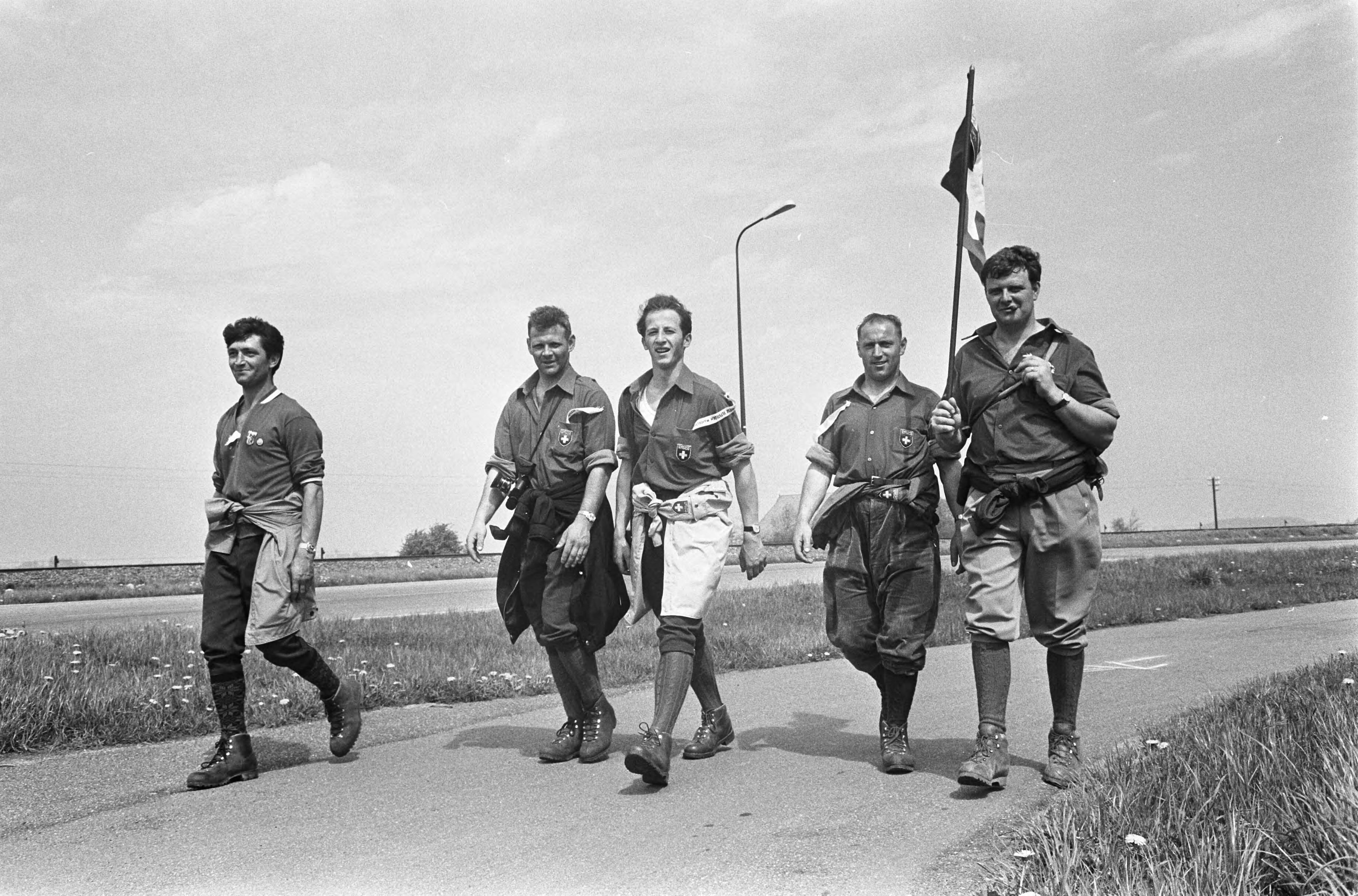 Fotocollectie Anefo — 5 daagse Elfstedentocht voor wandelaars, start in Leeuwarden wandelaars bij Sneek — Foto: Koch, Eric / Anefo. Licentie: Set B: Rechtenvrij / Publiek Domein. Bron: Nationaal Archief. http://hdl.handle.net/10648/ab690c54-d0b4-102d-bcf8-003048976d84