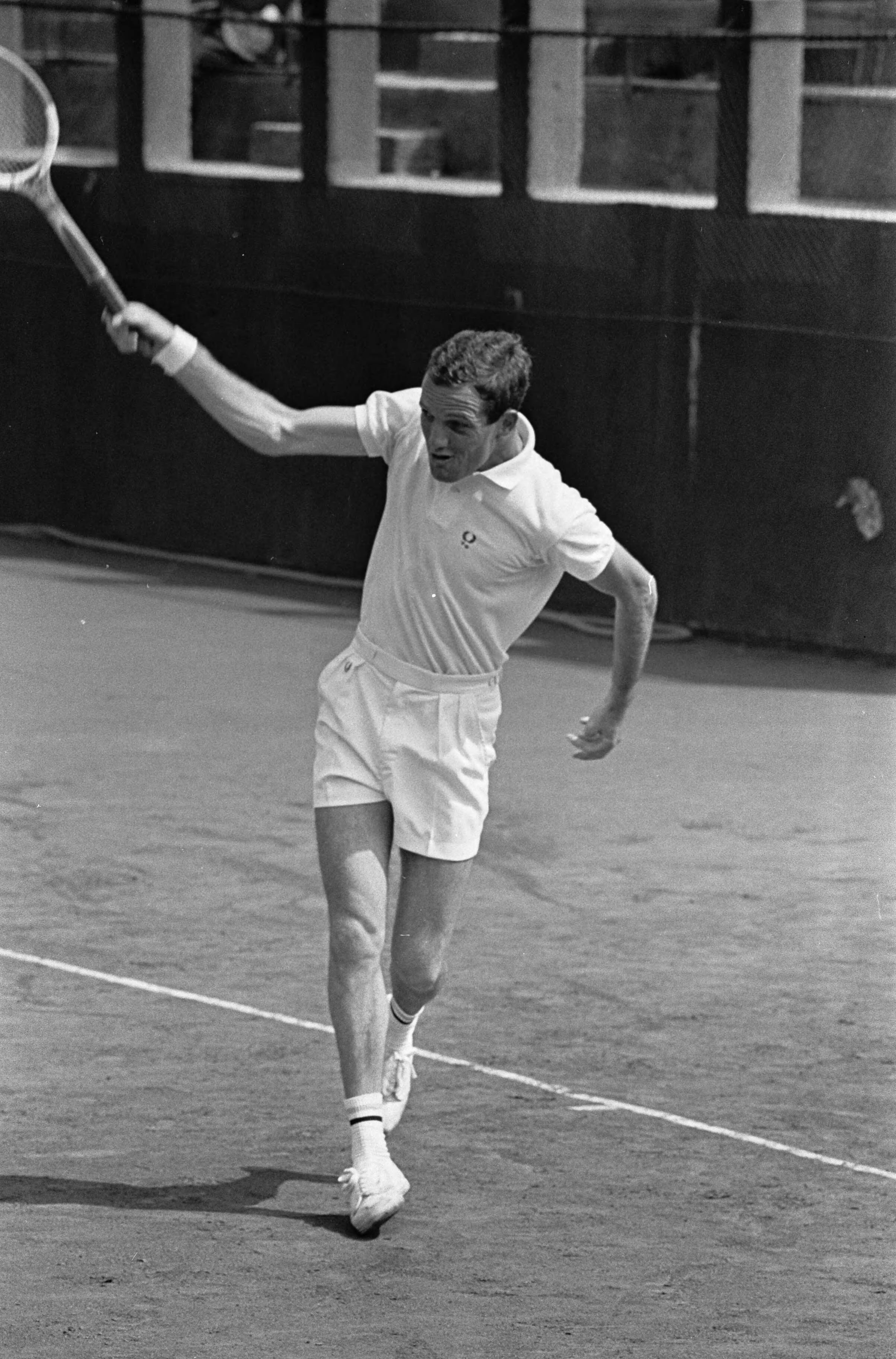 Fotocollectie Anefo — Nederlandse Tenniskampioenschappen Scheveningen. Heren dubbel Okker in aktie — Foto: Koch, Eric / Anefo. Licentie: Set B: Rechtenvrij / Publiek Domein. Bron: Nationaal Archief. http://hdl.handle.net/10648/ab2308e4-d0b4-102d-bcf8-003048976d84