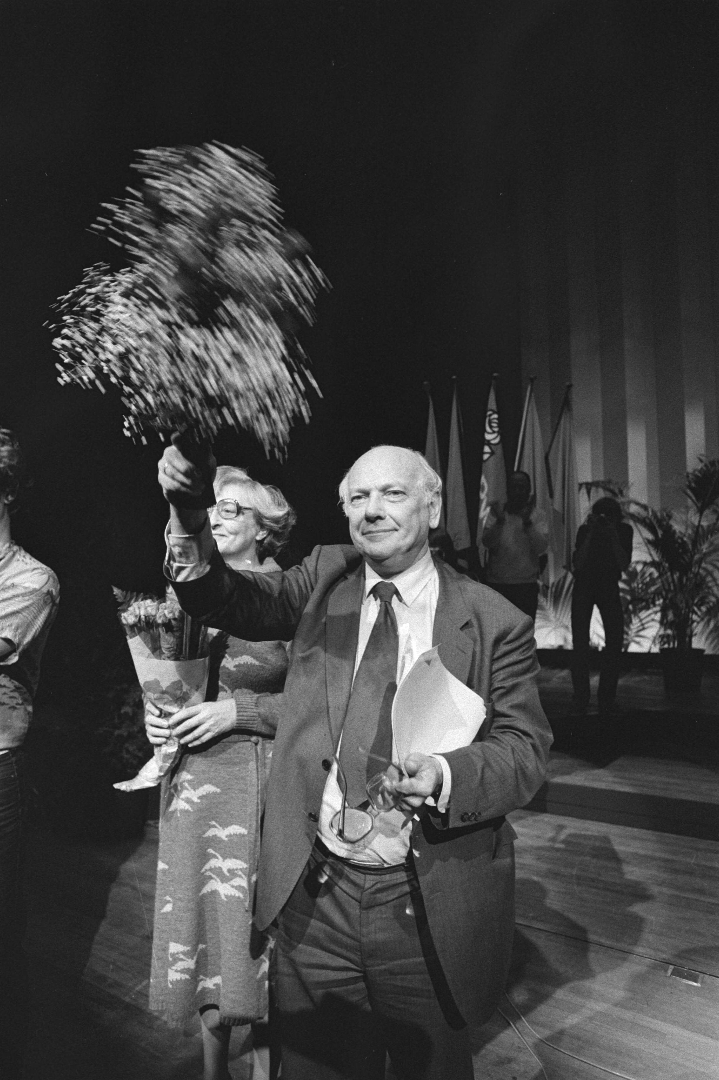 PvdA-congres in Den Haag besloten — Den Uyl met vrouw en bloemen tijdens de ovatie — Foto: Croes, Rob C. / Anefo. Licentie: Set B: Rechtenvrij / Publiek Domein. Bron: Nationaal Archief. http://hdl.handle.net/10648/ad0720aa-d0b4-102d-bcf8-003048976d84