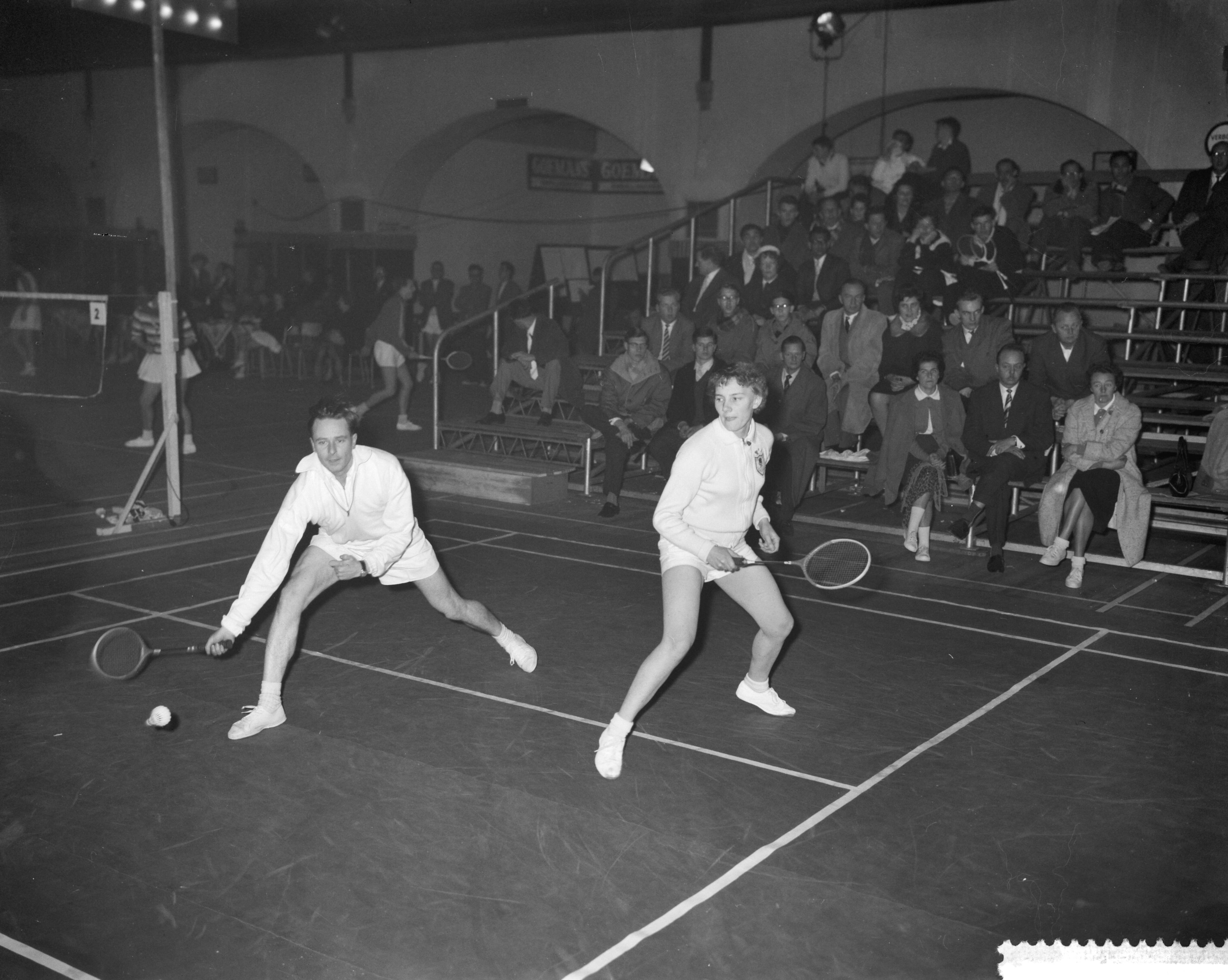 Fotocollectie Anefo — Internationale badmintonkampioenschap in het Krelagehuis te Haarlem. Gemengd dubbel. Mej. A. Marshall en J. Best (Groot-Brittannië) wonnen de finale — Foto: Rossem, Wim van / Anefo. Licentie: Set B: Rechtenvrij / Publiek Domein. Bron: Nationaal Archief. http://hdl.handle.net/10648/a9a83f2a-d0b4-102d-bcf8-003048976d84