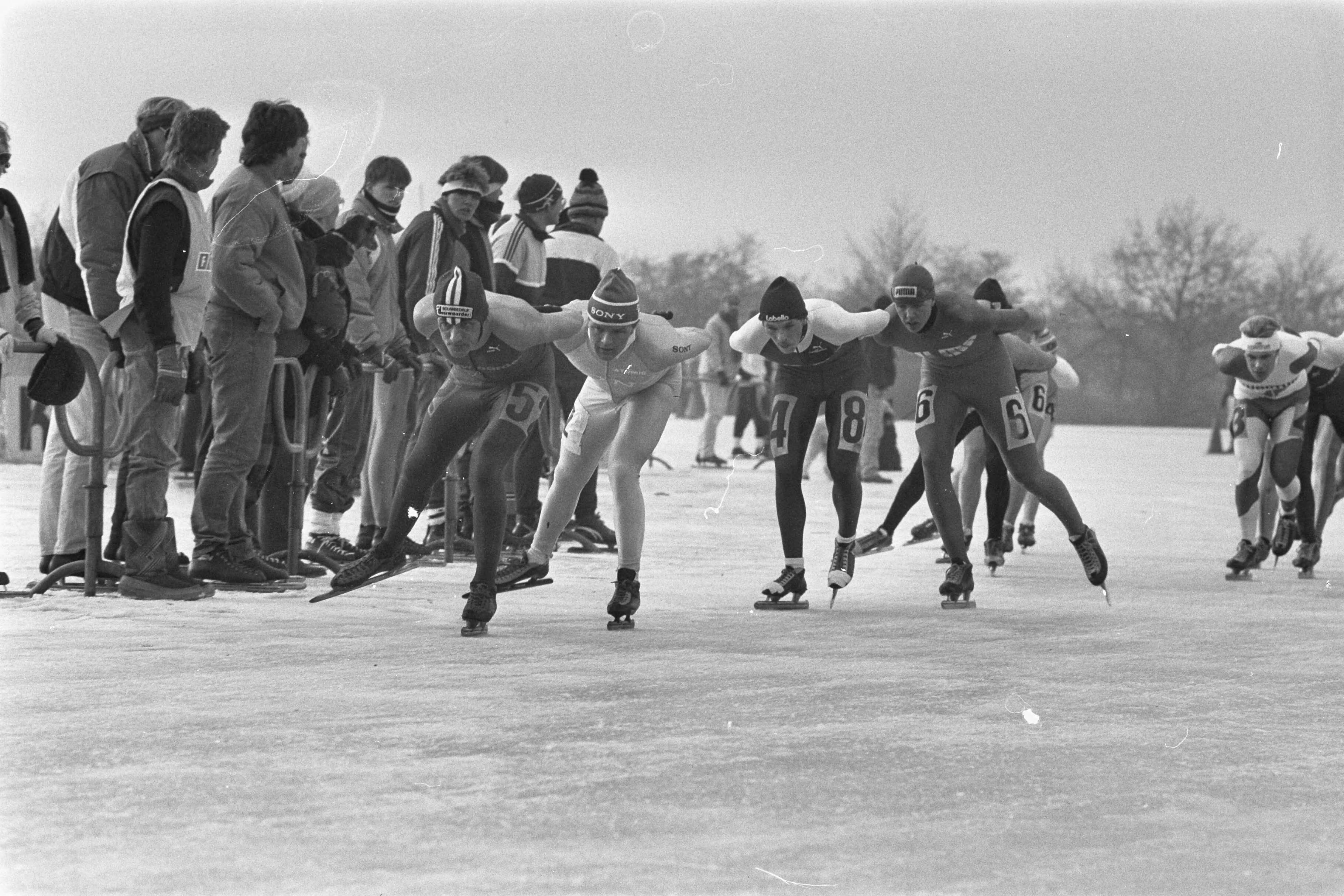 Fotocollectie Anefo — Schaatsen, driedaagse van Ankeveen; links Jos Niesten , van links Richard van Kempen — Foto: Croes, Rob C. / Anefo. Licentie: Set B: Rechtenvrij / Publiek Domein. Bron: Nationaal Archief. http://hdl.handle.net/10648/ad5c386a-d0b4-102d-bcf8-003048976d84
